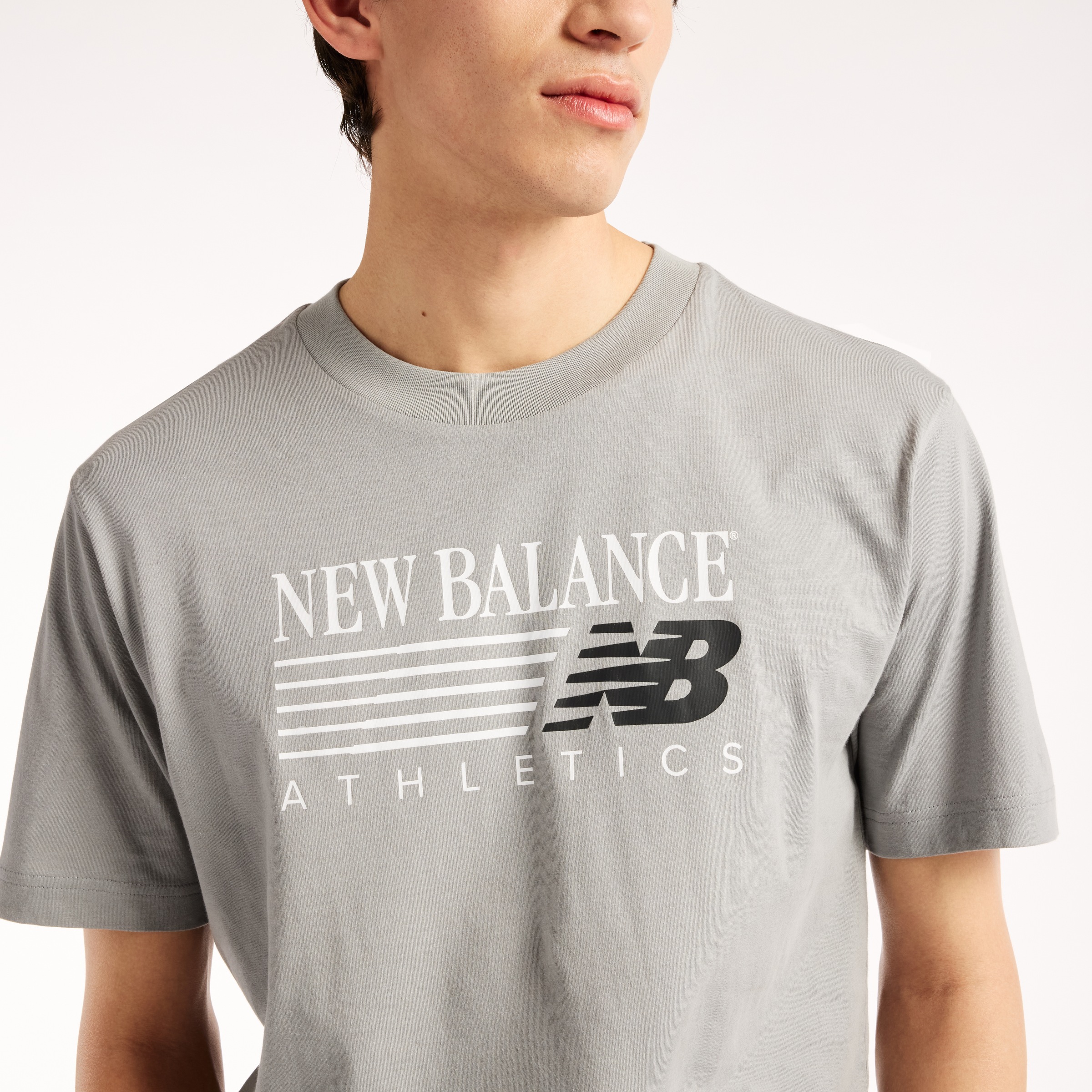 New Balance T-shirt »REIMAGINED  GRAPHIC T-SHIRT« style sportif, en coton, coupe t-shirt
