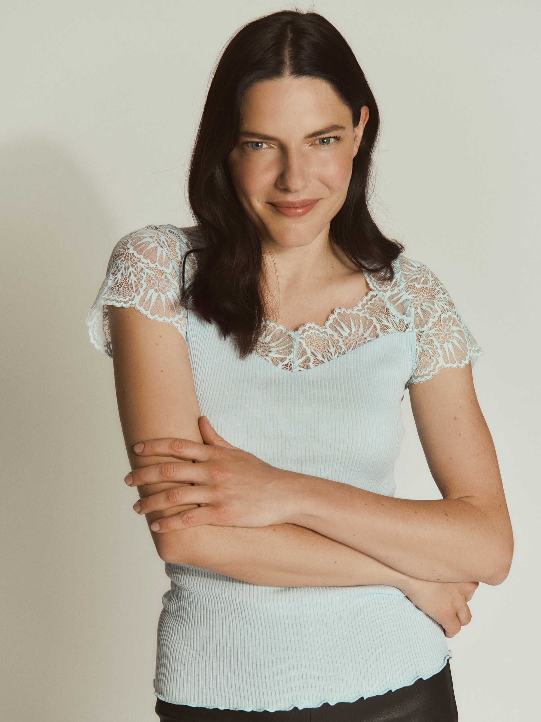 rosemunde Spitzenshirt »Beatha Lace Capsleeve T-Shirt mit Seide« wunderschöne elastisch weiche Vintage-Spitze an Ausschnitt und Ärmeln