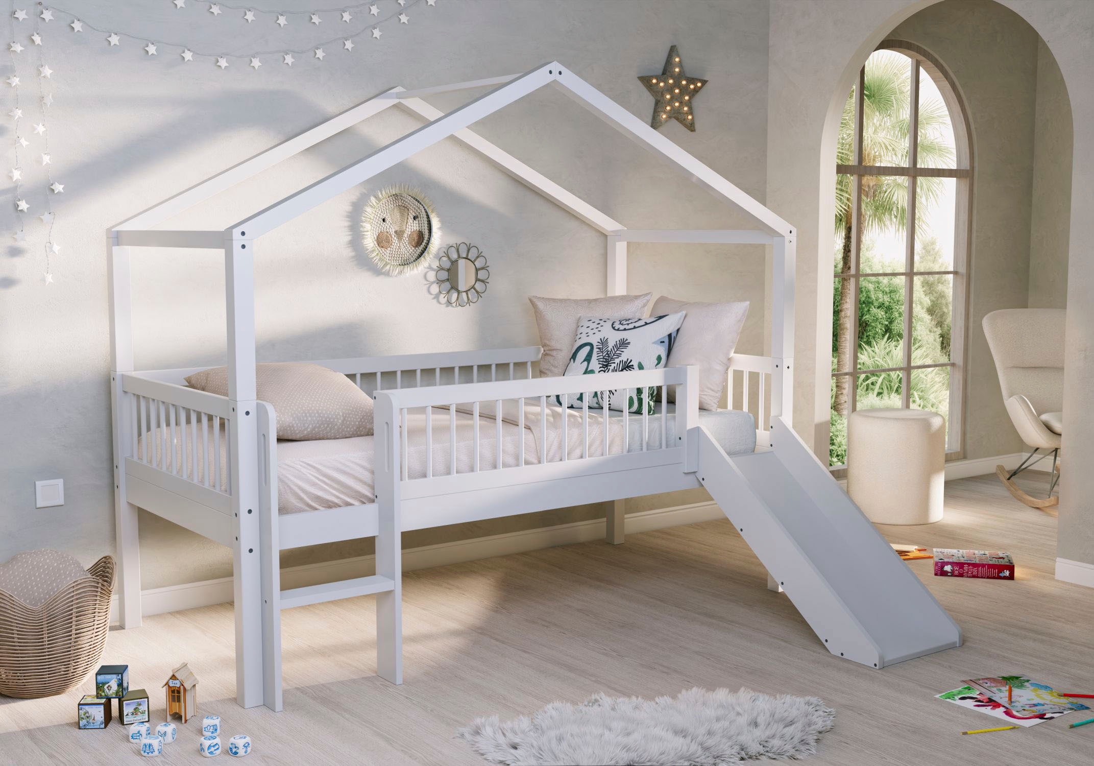 Vipack Hausbett »Forrest ist ein hochwertiges Massivholz Haus Bett "Made in Europe"« inkl. Rolllattenrost, Dachaufbau, Absturzschutz, Leiter und Rutsche,  wahlweise aus massiver Eiche geölt oder Buche massiv weiss lackiert