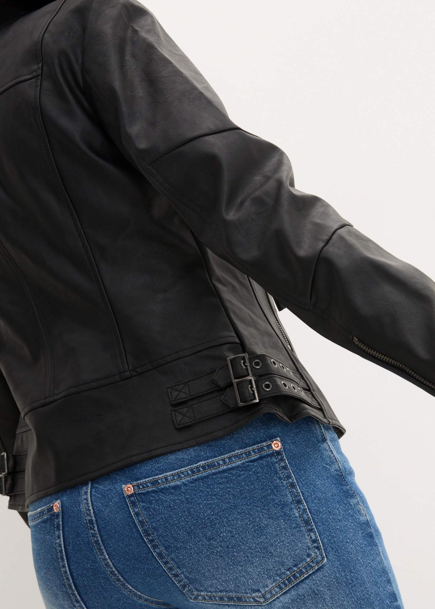 bonprix Veste en imitation cuir Lederimitat-Jacke im Bikerstil