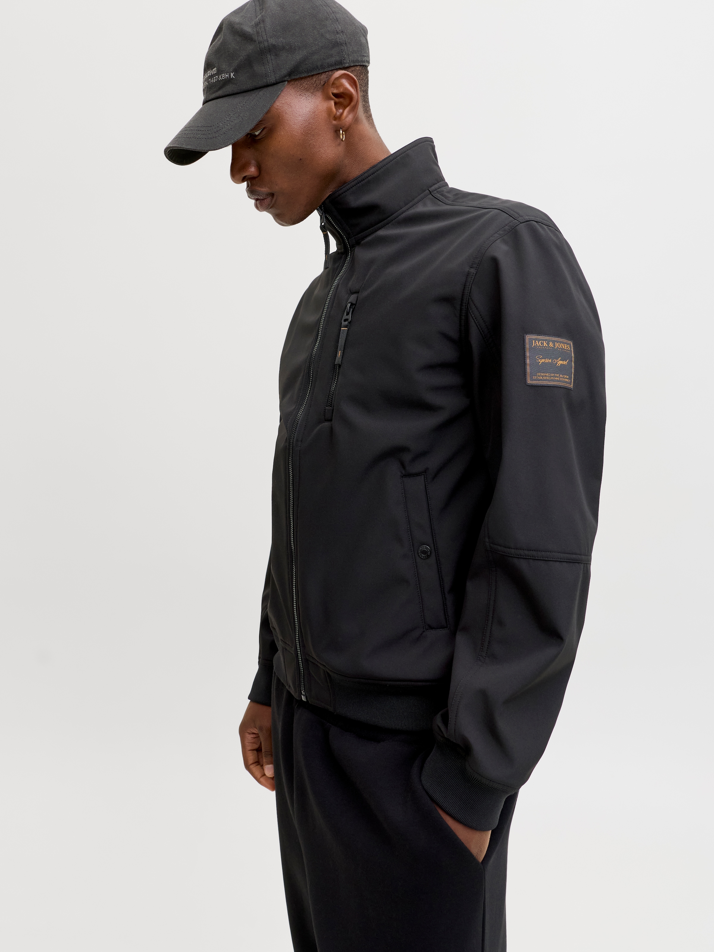 Jack & Jones Softshelljacke »JJEPARKER SOFTSHELL BOMBER SN« Softshelljacke, aus Polyester, modischer Fit, mit Brust-Reissverschluss