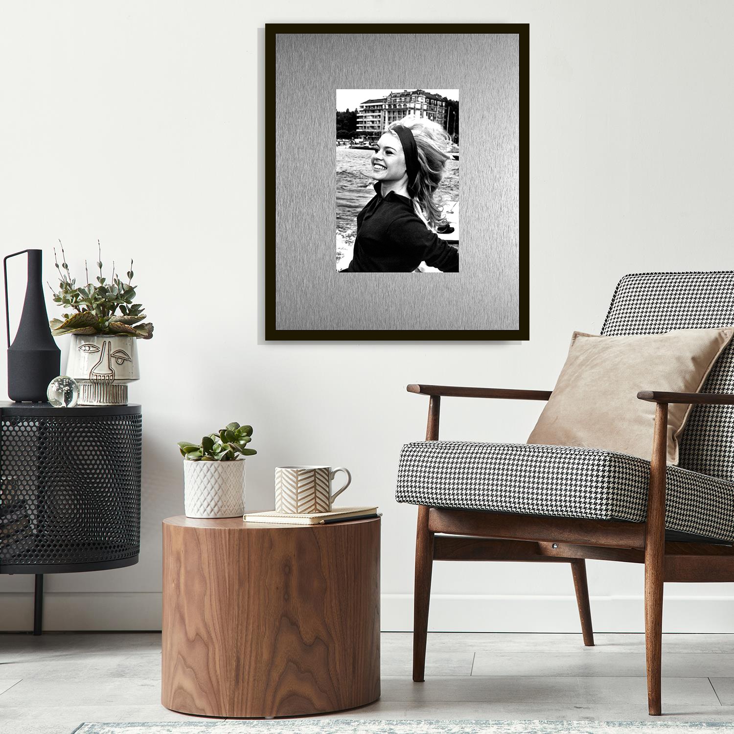 queence Bild »Trend Wandbild, Wandkunst, Kunstdruck "Brigitte Bardot"« Filmfiguren | Filmszene | Schwarz-Weiss 1 Stk. tlg. inkl. Passepartout aus hochwertigem Aluminium und schwarzem Rahmen