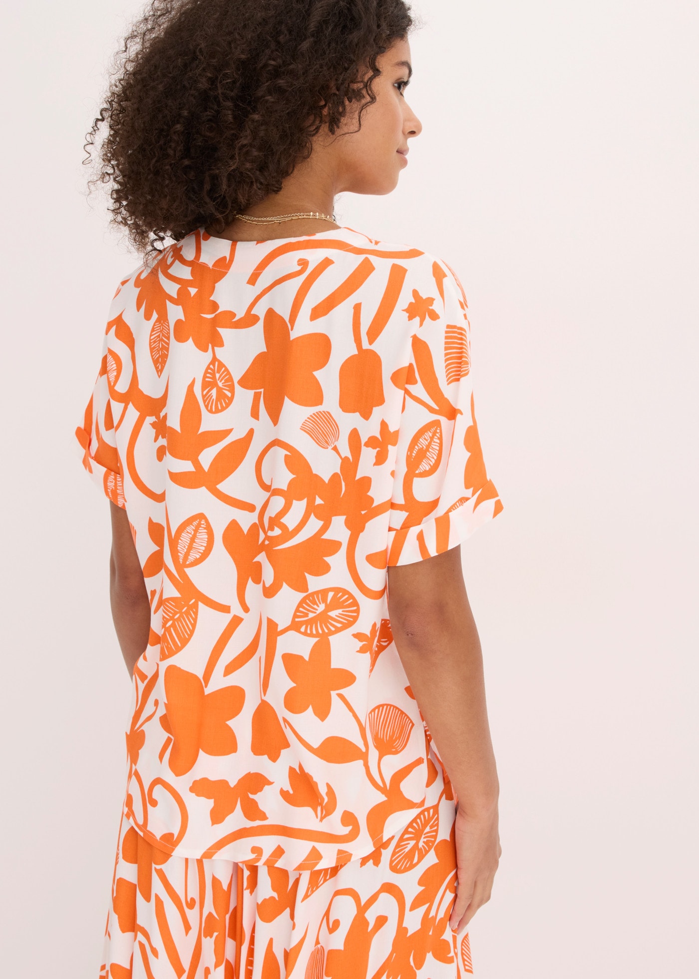 bonprix Tunique avec imprimé floral, en viscose fluide