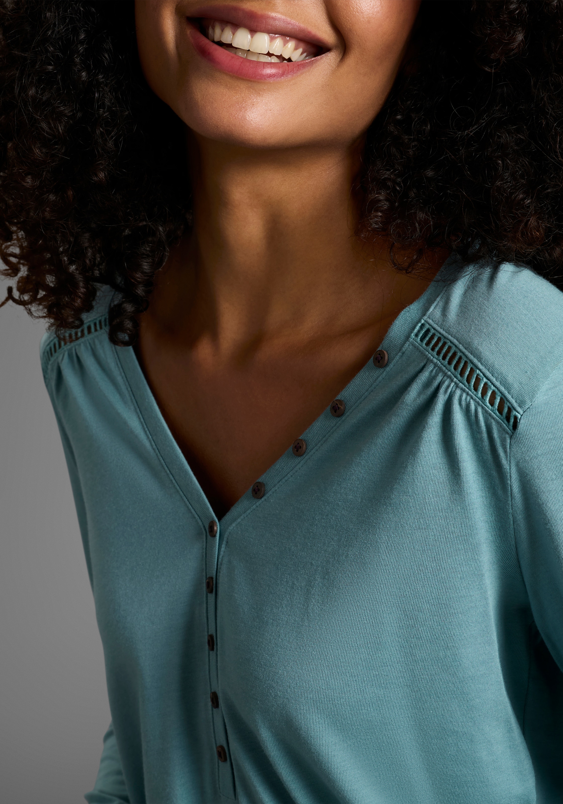 KangaROOS Langarmshirt mit Knopfleiste und süssen Details