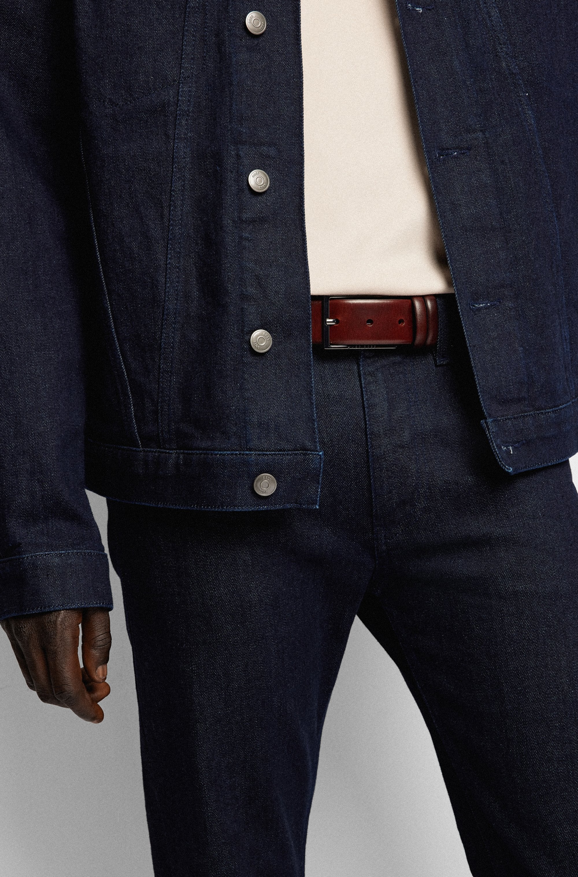 BOSS Ledergürtel »Carmello« aus gegerbtem Leder mit HUGO BOSS Logo-Prägung auf Metallschliesse