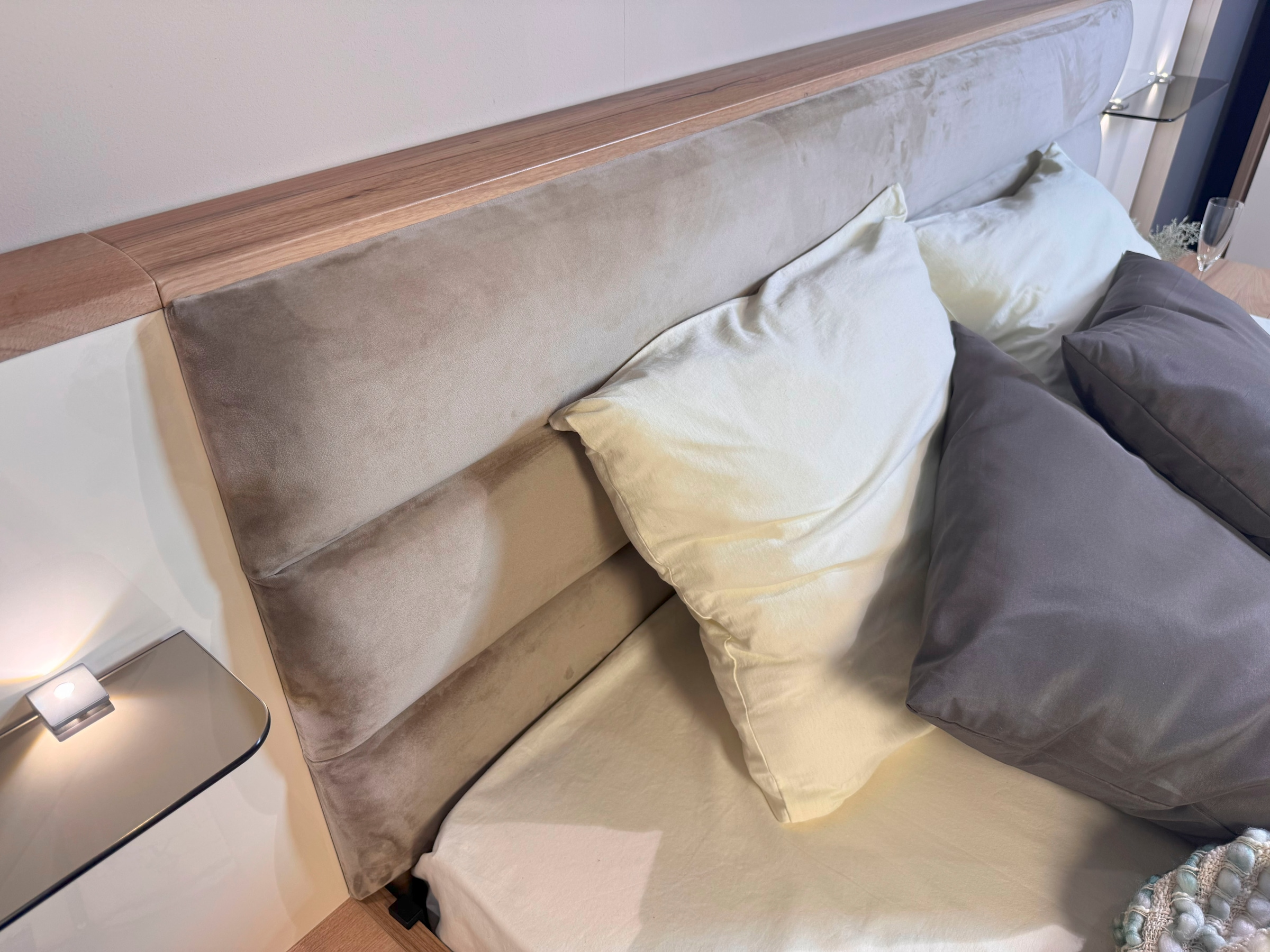 GOODproduct Sommier »Gala, 160 oder 180x200cm Liegefläche, FSC-zertifiziert« tiroirs de rangement et tables de nuit assortis disponibles en option,  tête de lit confortablement rembourrée, revêtue de velours