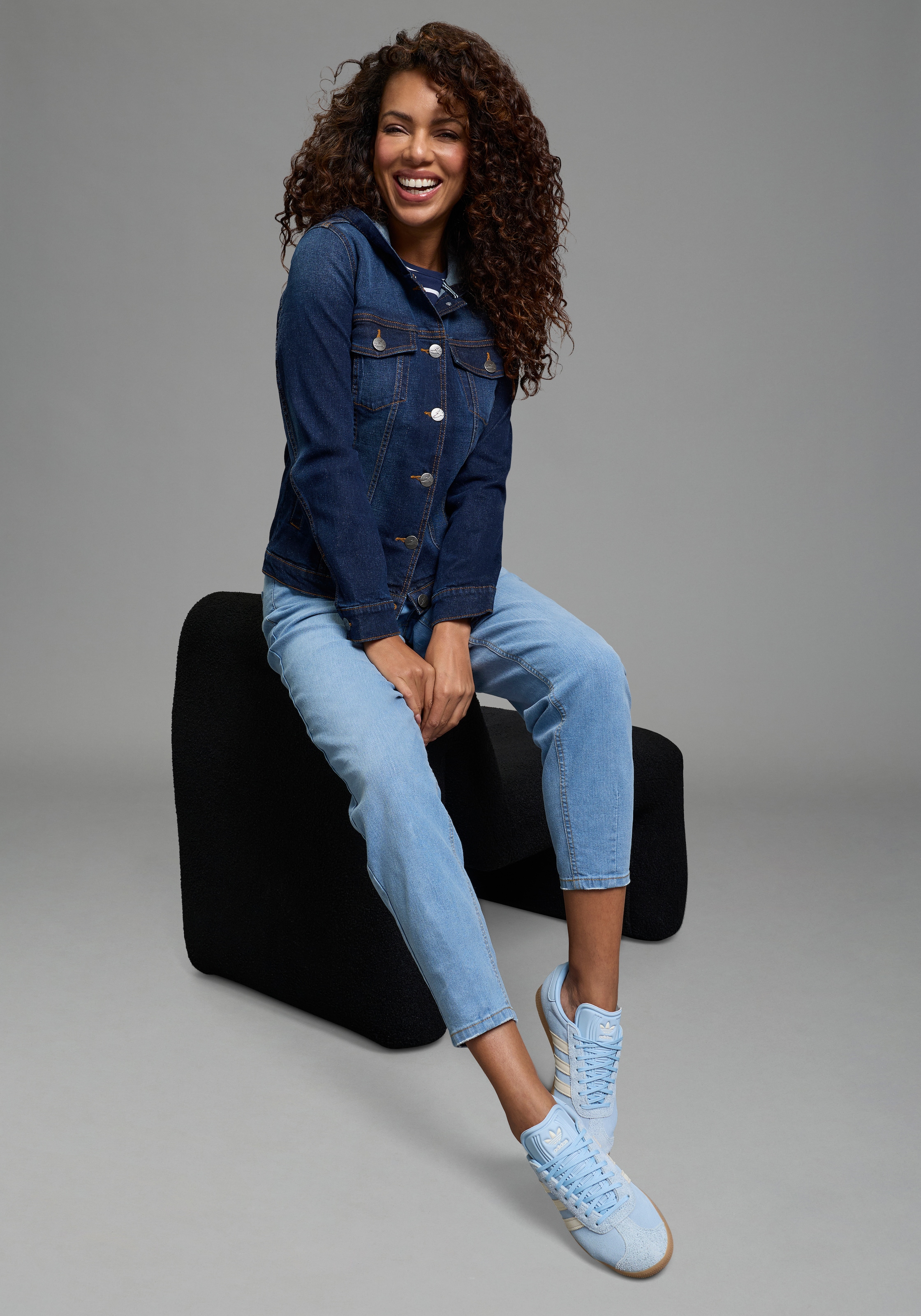 Arizona Veste en jean mit Kapuze mit Kapuze, Regular Fit, mit Knopfleiste, mit Knopf-Applikationen