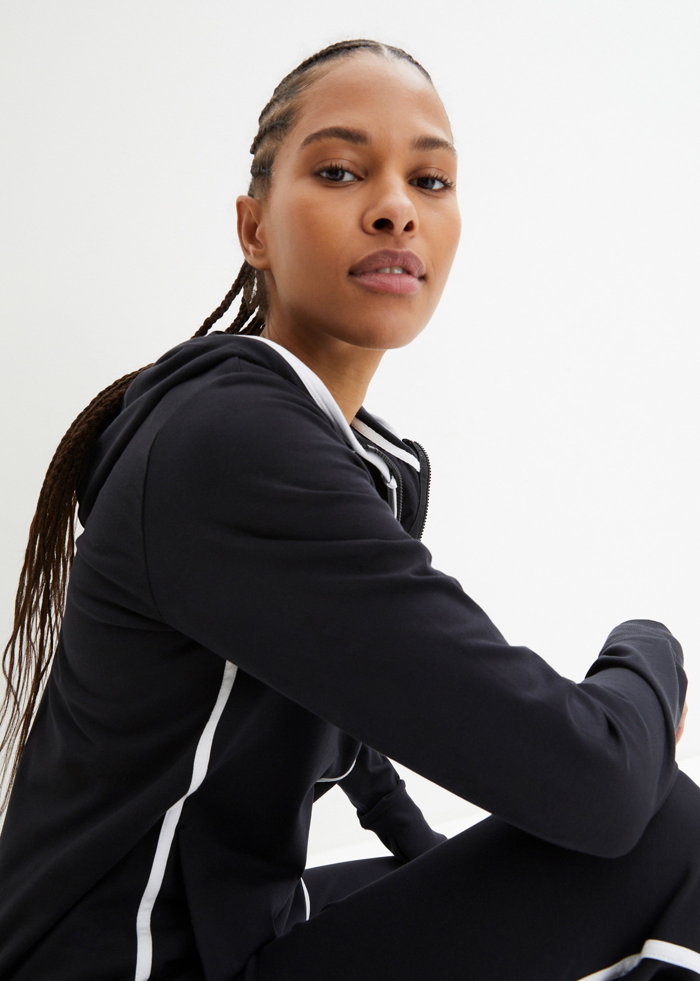 bonprix Jogging Set, 2 zweiteiliges Set aus Sweatjacke und Jogginghose, mit langem Arm