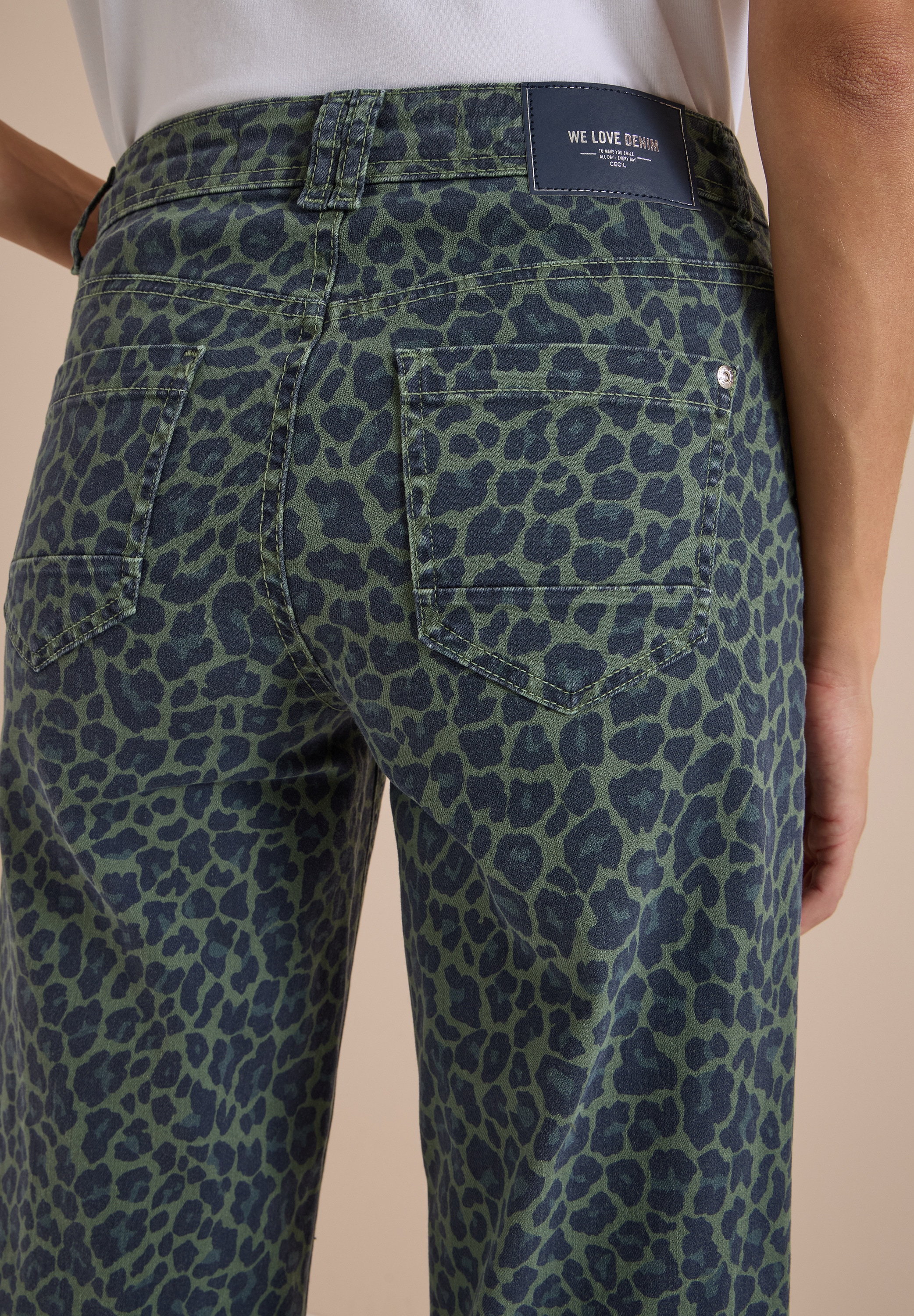 Cecil Jeans loose fit »Style Neele« avec motif léopard / stretch