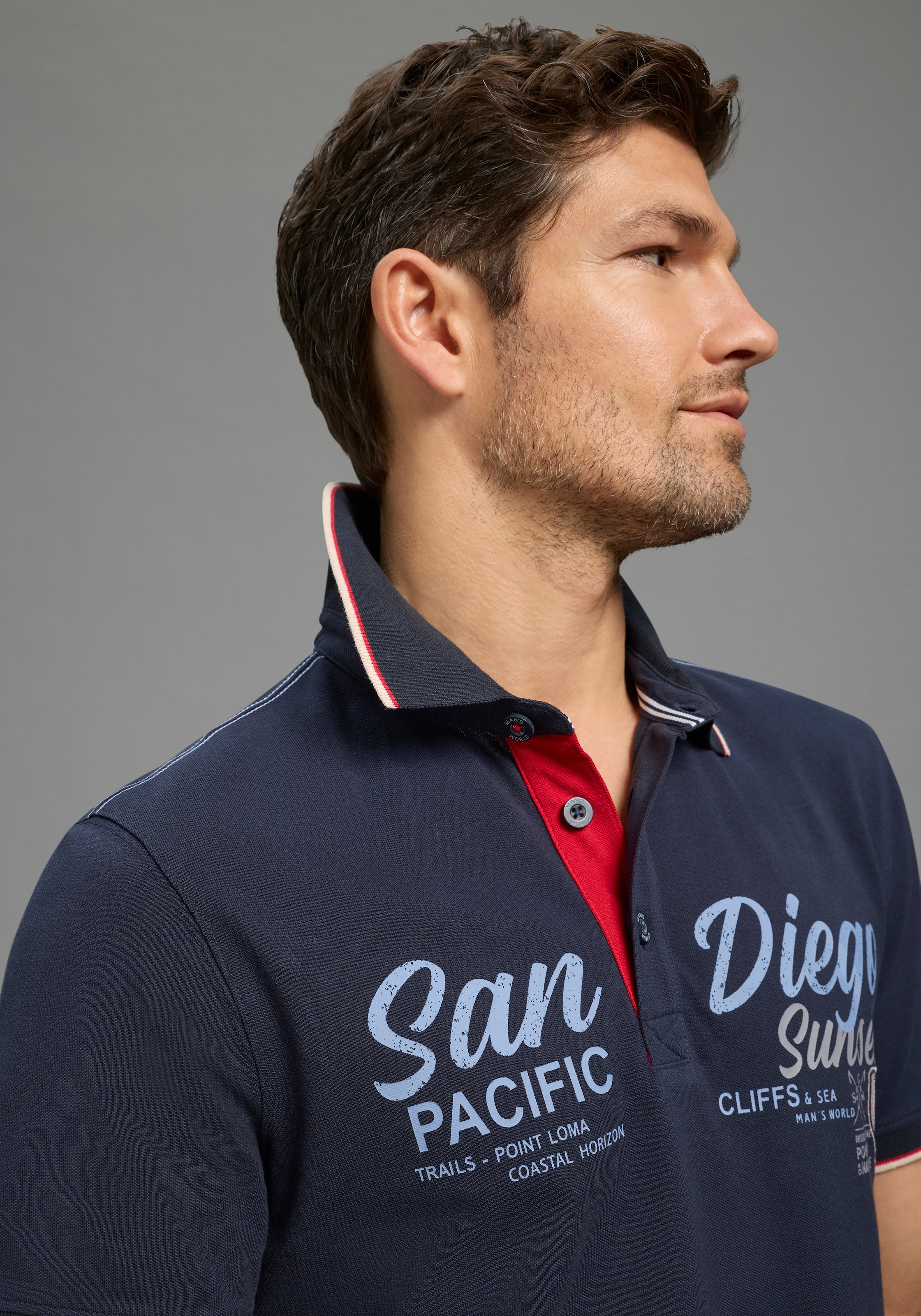 Man's World Polo »Neue Kollektion!« normale Passform, Kurzarm, mit Print und Badge, aus Piqué-Material