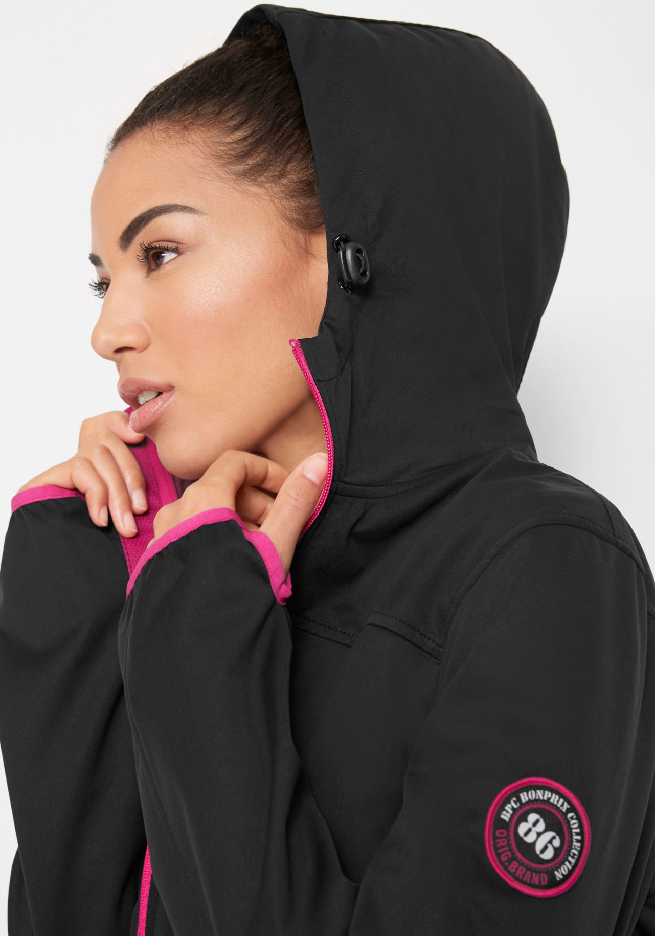 bonprix Veste softshell mit Kapuze leichtes Material, mit 2-Wege-Reissverschluss, mit Daumenlöchern