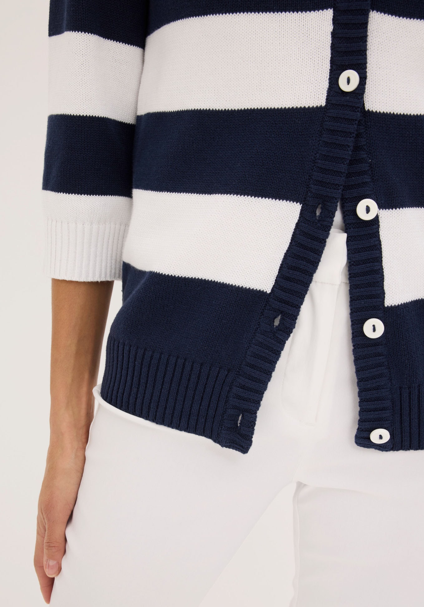 bonprix Veste en tricot Slim fit Passform, mit Streifenmuster, eleganter Stil