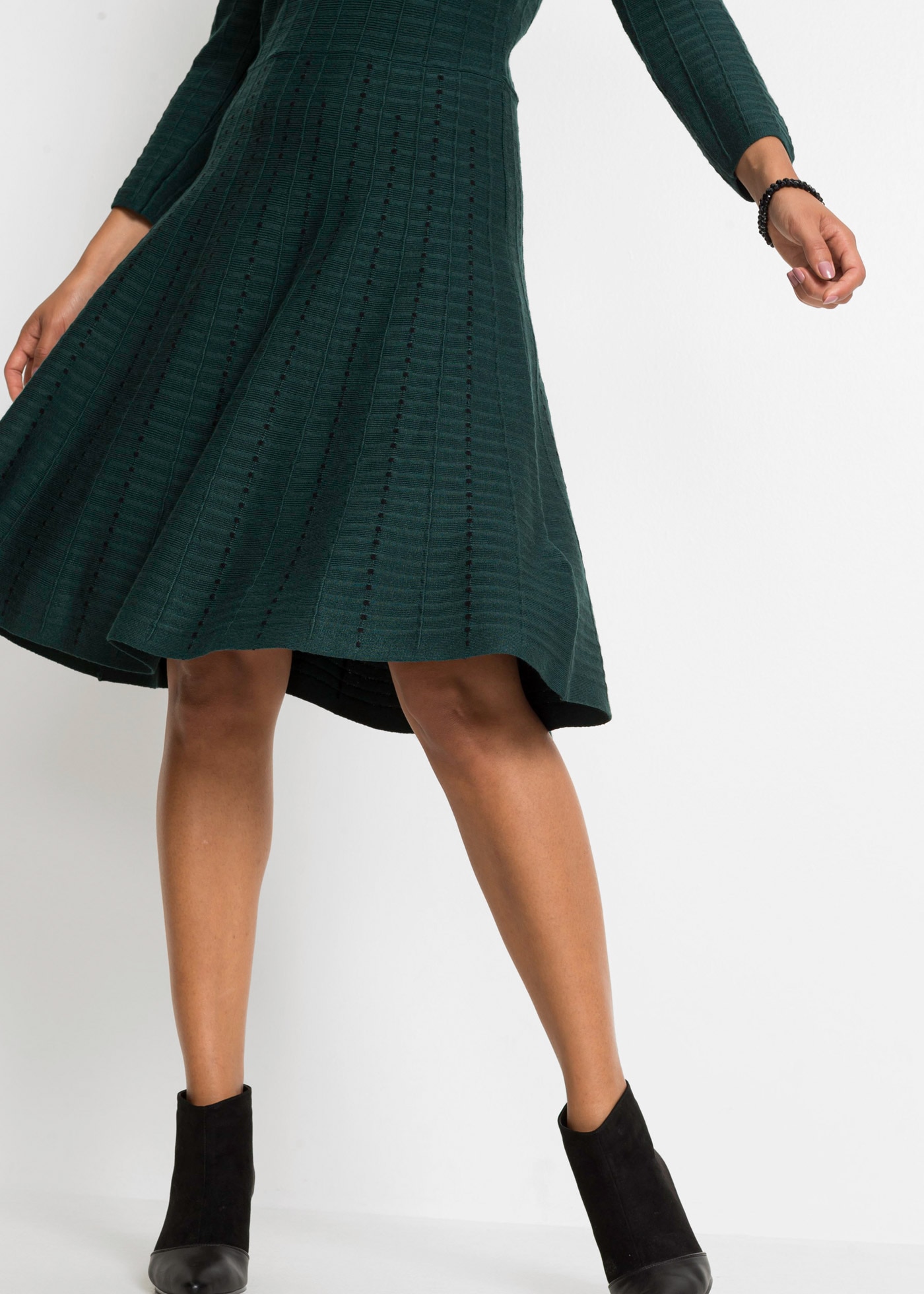bonprix Strickkleid »Strickkleid aus fliessendem Viskose-Mix« für besondere Anlässe, aus Viskose-Mix, ausgestellte Passform