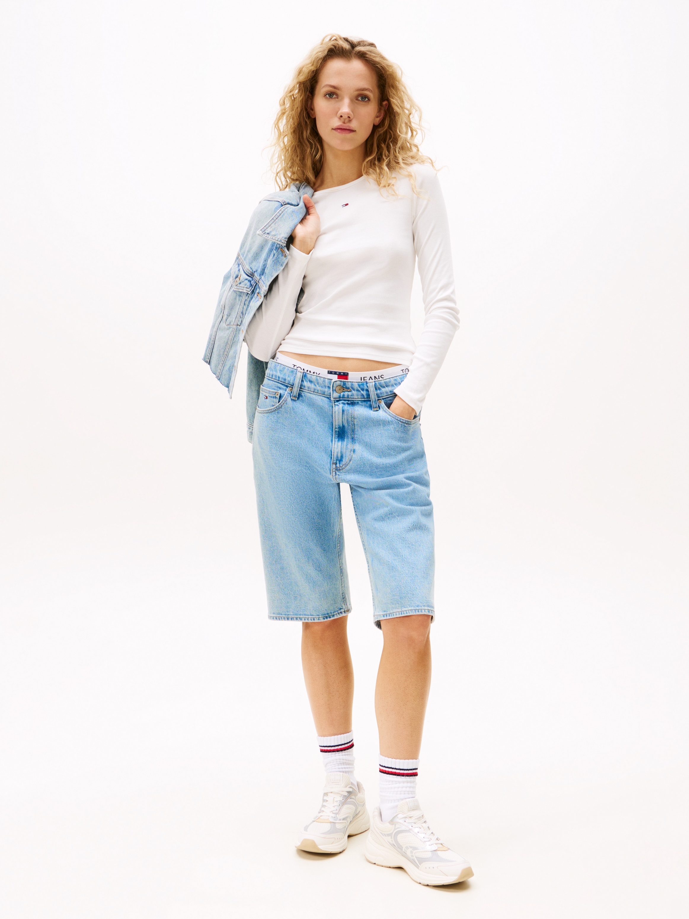 Tommy Jeans Langarmshirt »TJW SLIM ESSENTIAL RIB LS« mit Logostickerei