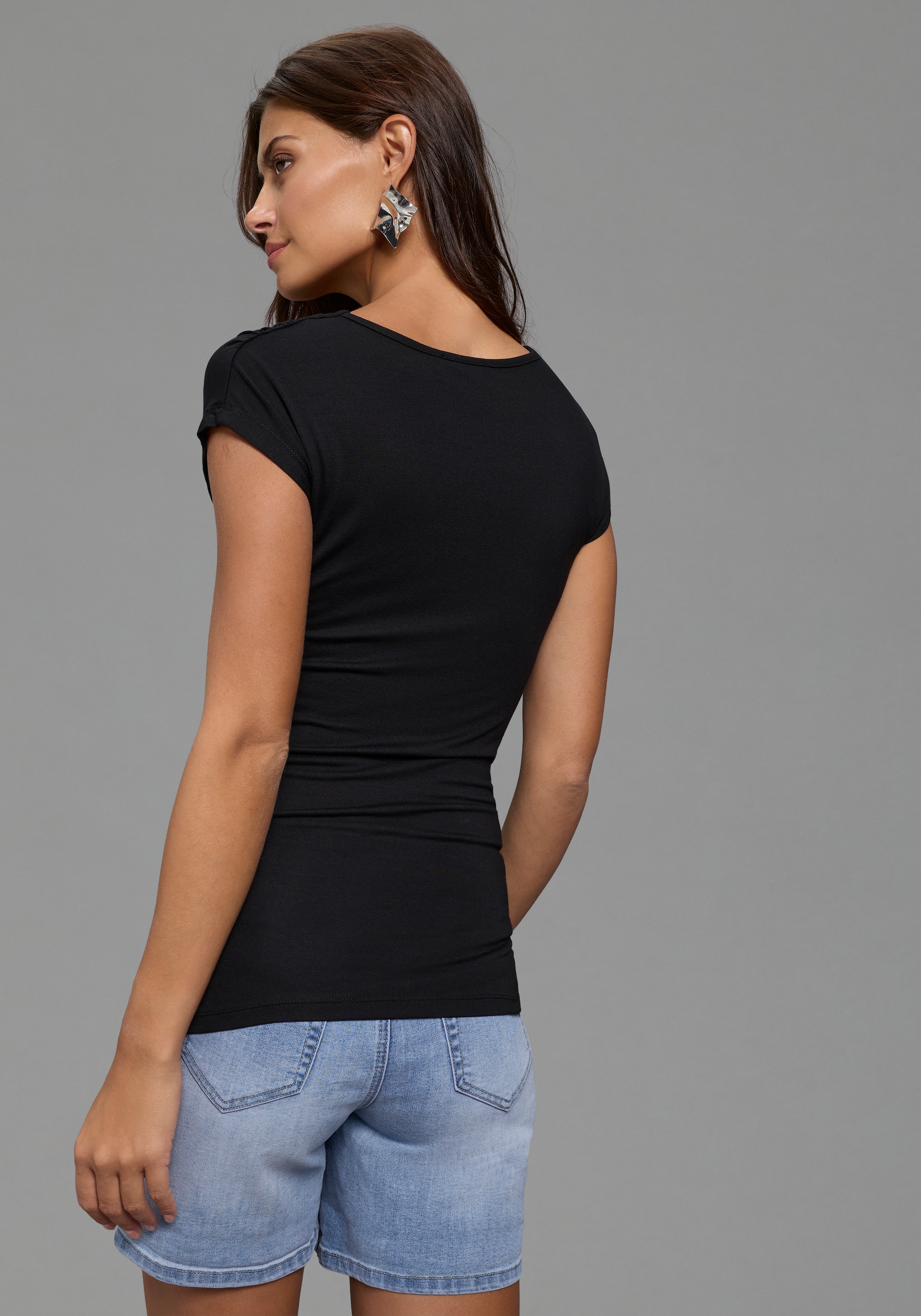 Melrose T-Shirt sehr figurbetonter Schnitt,  tiefer V-Ausschnitt