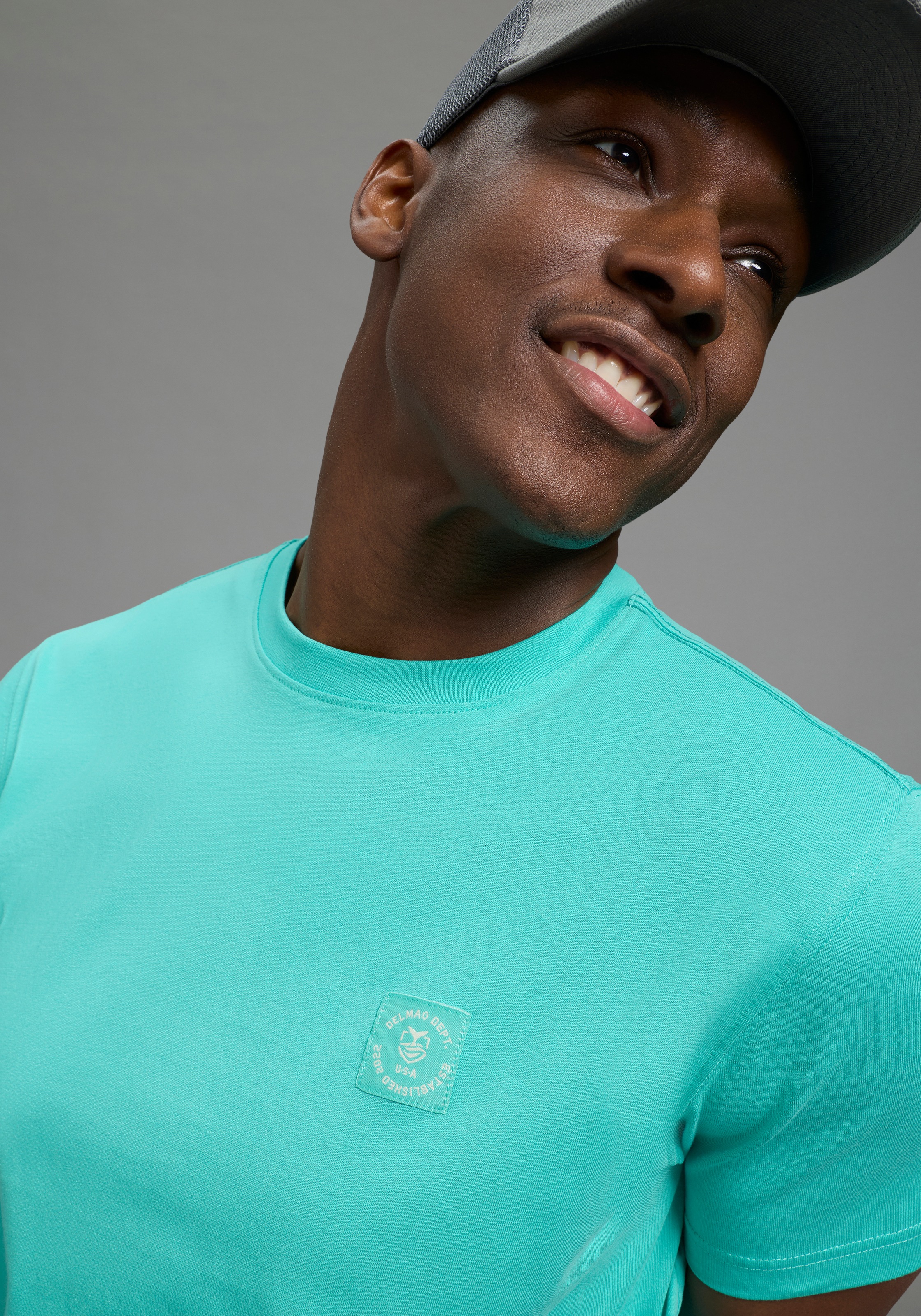 DELMAO Shirt à col rond »Neue Kollektion!« casual Stil, Kurzarm, normale Passform, mit Print-Applikation