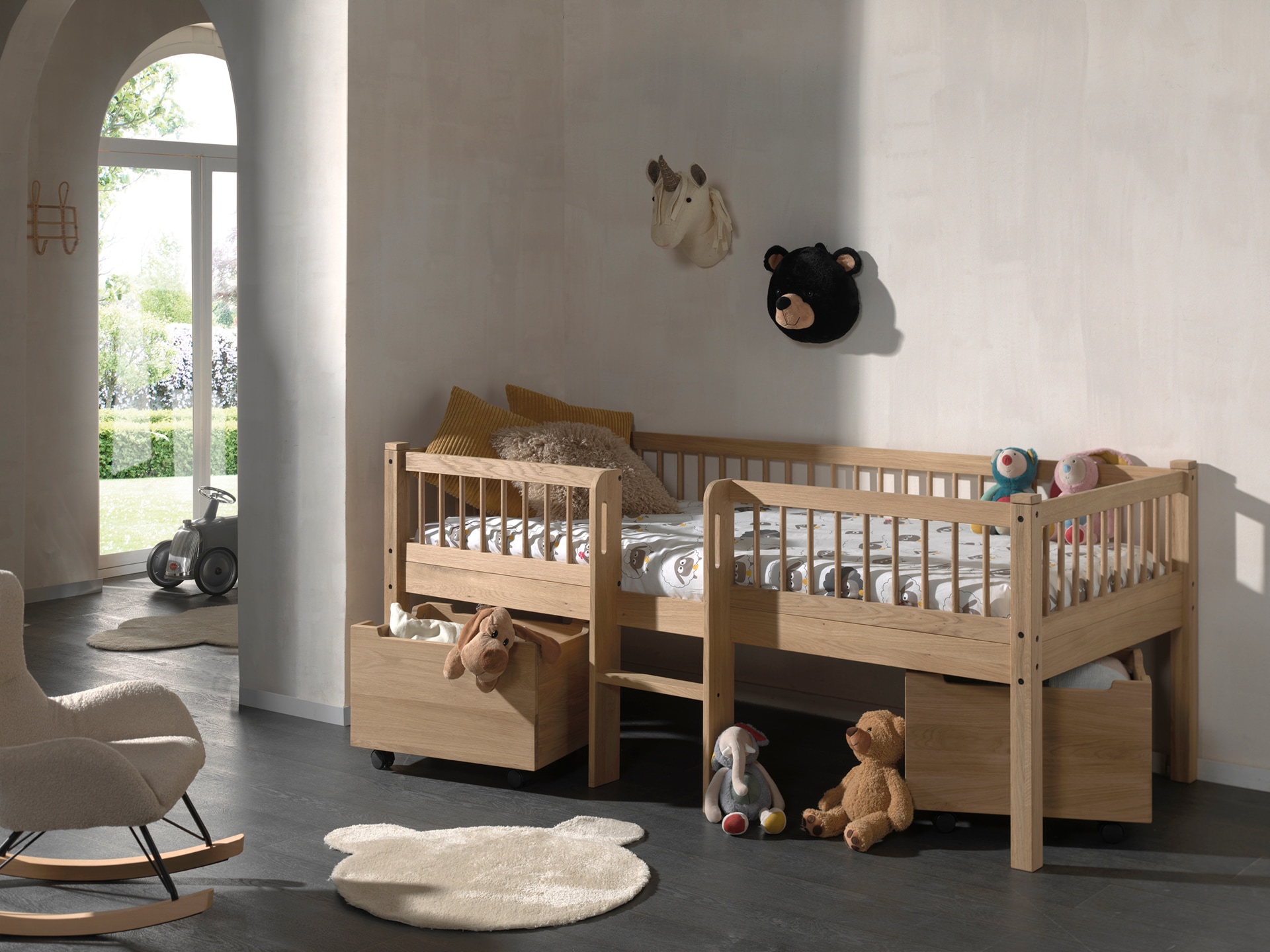 Vipack Lit en bois massif »Forrest Made in Europe, stabil und hochwertig gebaut, mit 2 Rollboxen« 90/200 cm, avec sommier à lattes et échelle, montage inversé possible,  incl. protection anti-chute périphérique en style barreaux, chêne naturel huilé