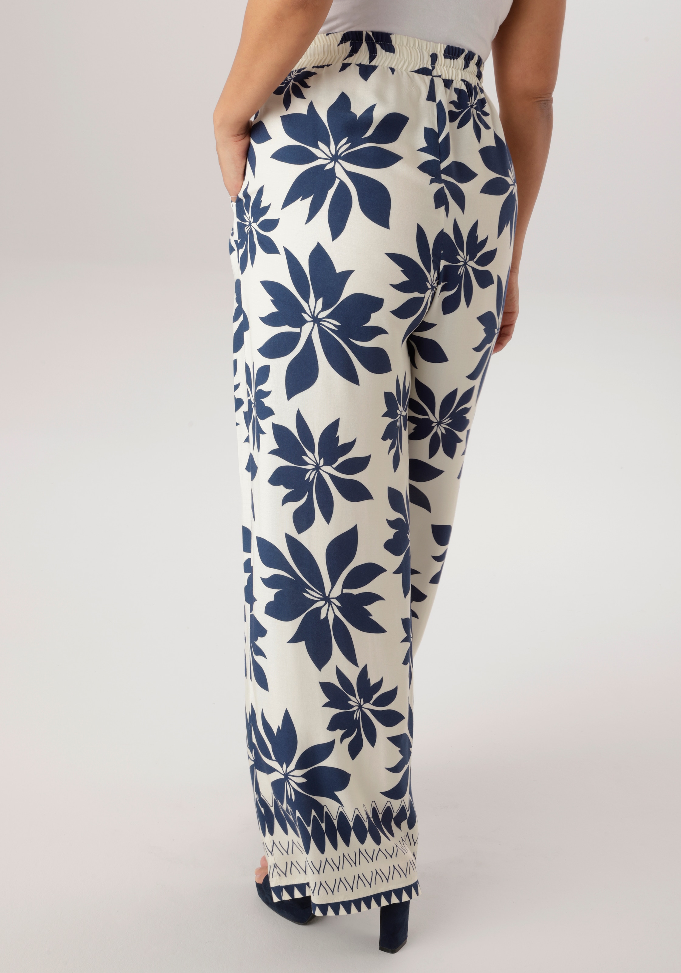 Aniston PLUS Pantalon à enfiler  imprimé de grandes feuilles