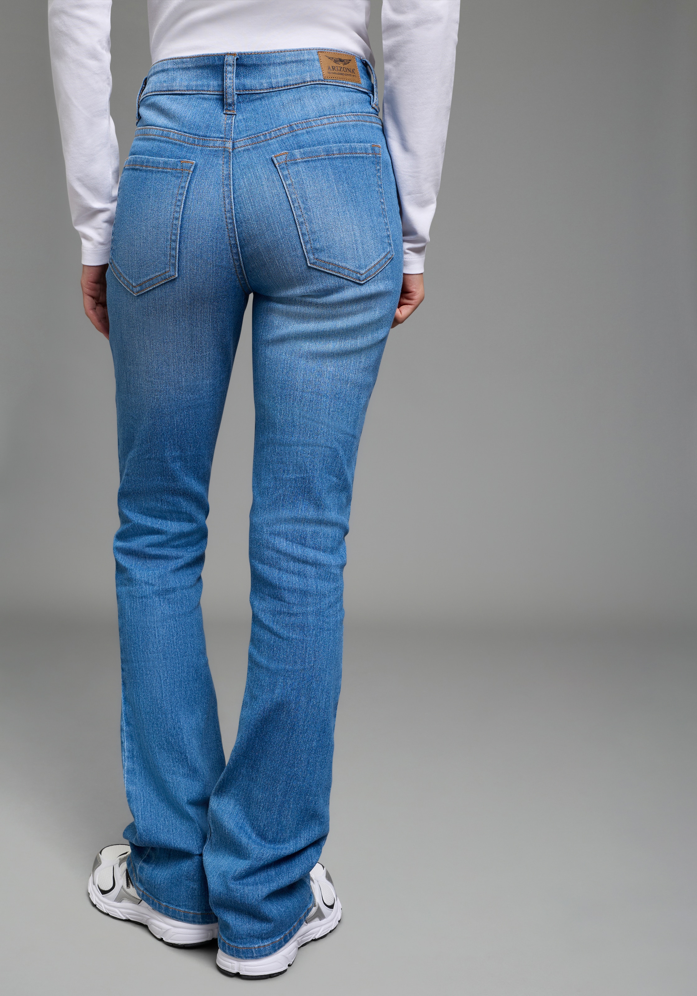 Arizona Bootcut-Jeans »Baby-Boot« Bootcut-Stil, figurbetonte Passform, mit Used-Effekten