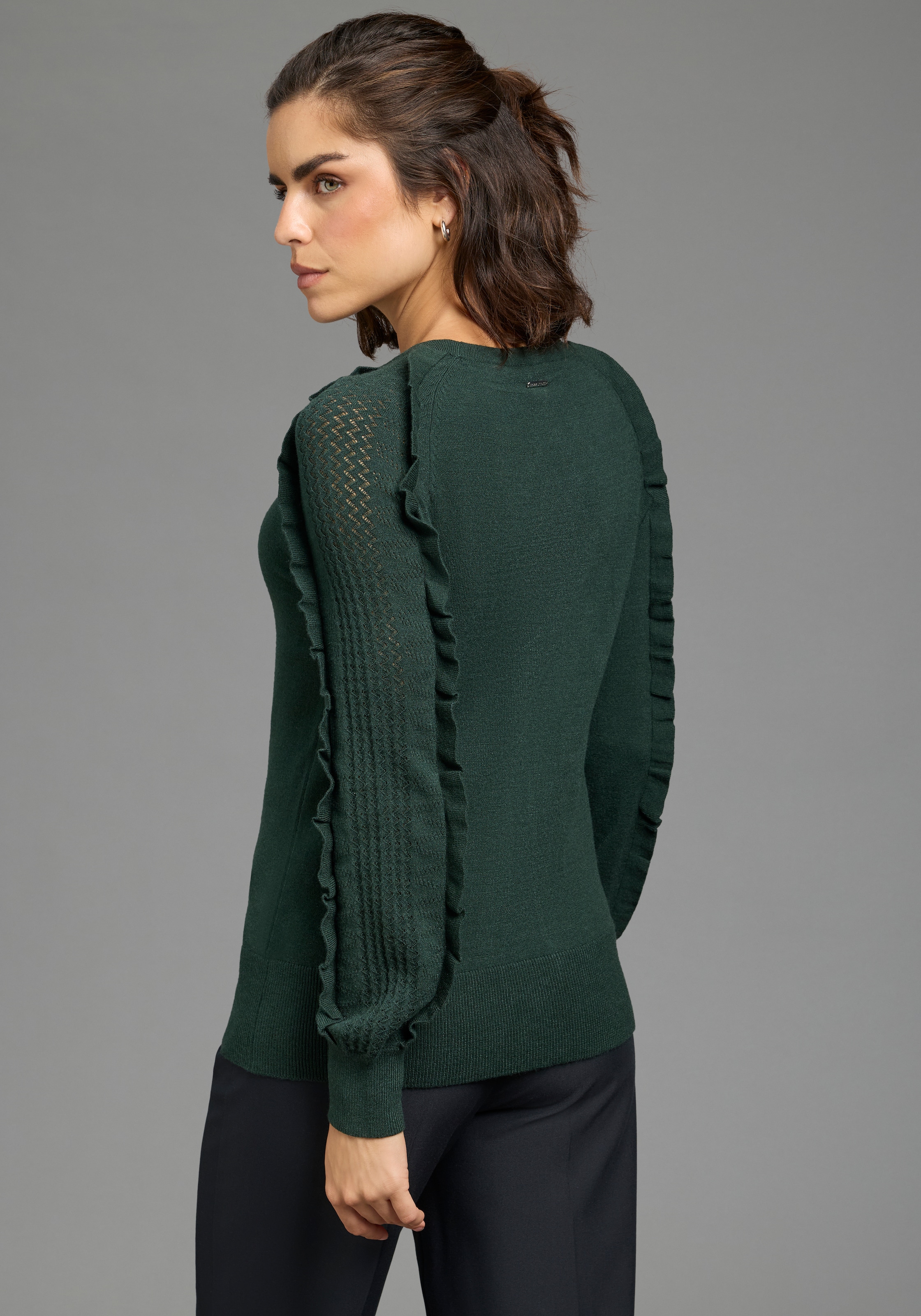 Laura Scott Pull en tricot »mit femininem Ajourstrickmuster« avec une coupe cintrée