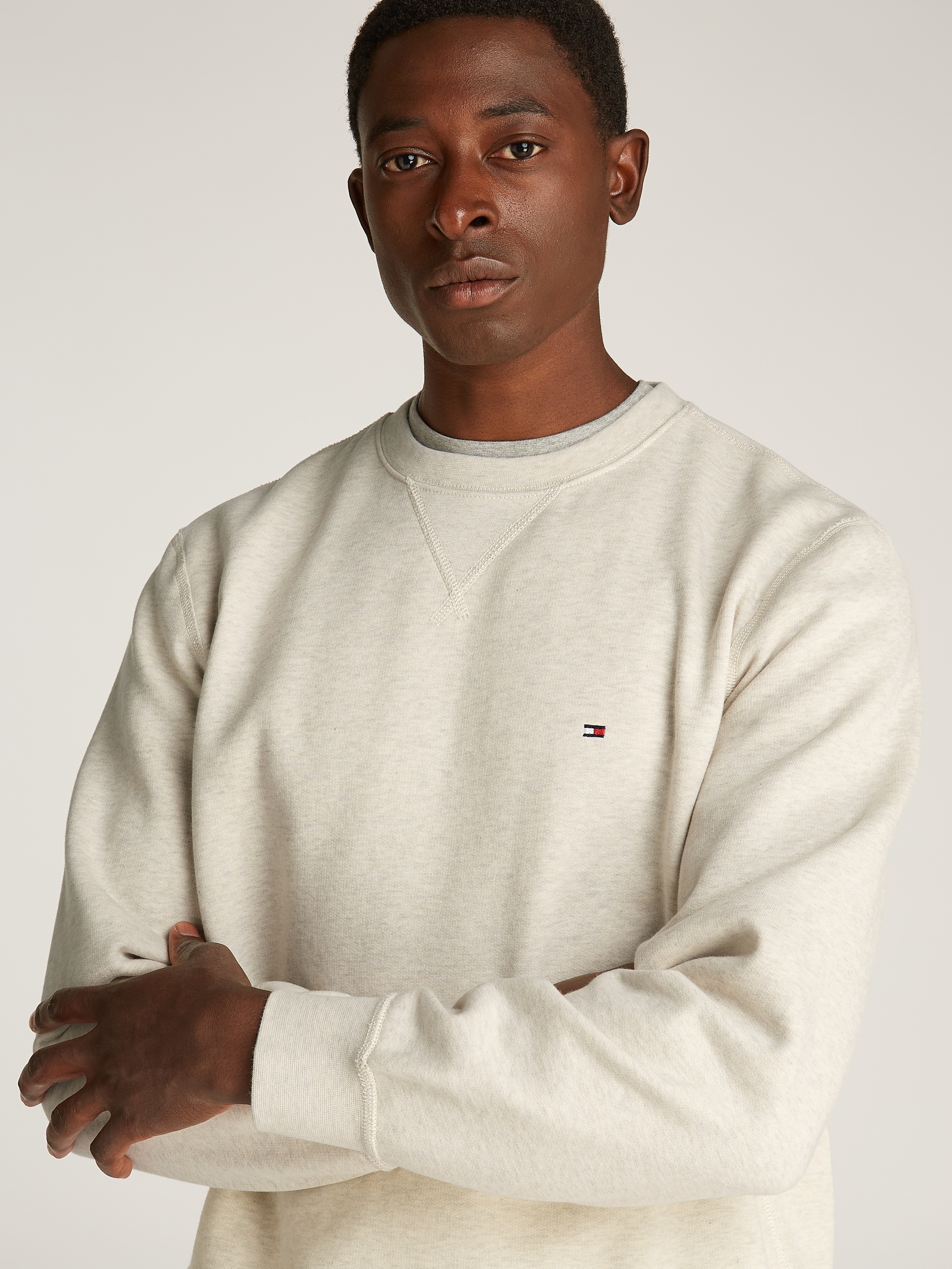 Tommy Hilfiger Sweatshirt »ESS SEASONAL FLEECE CREWNECK mit Rundhals und Stickerei« unifarben, casual, regular fit, Baumwollmix, Rundhals