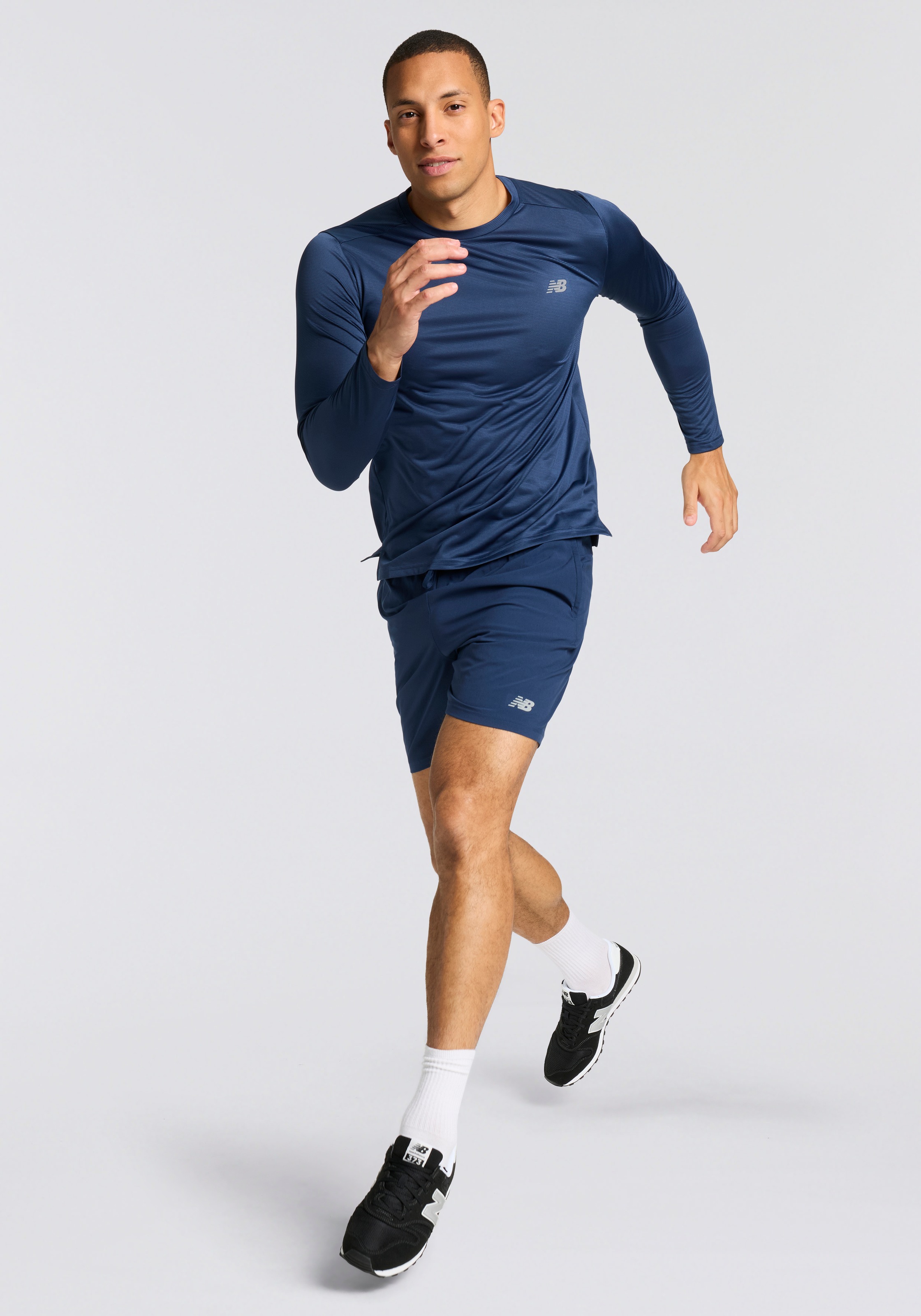 New Balance Laufshirt »Sport Essentials Long Sleeve« Langarm, feuchtigkeitsableitendes Material, pflegeleicht