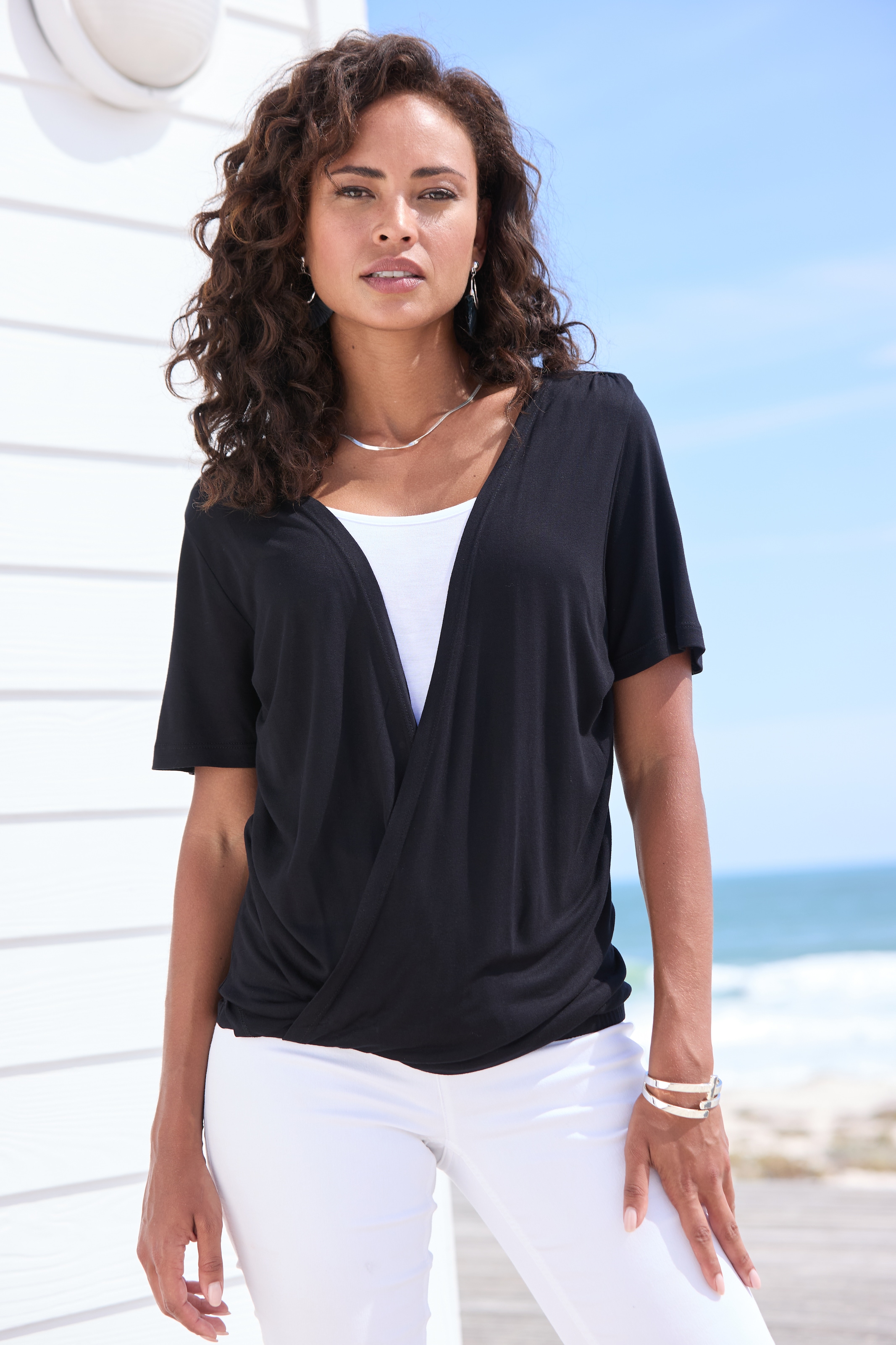 LASCANA Kurzarmshirt in zweilagiger Optik