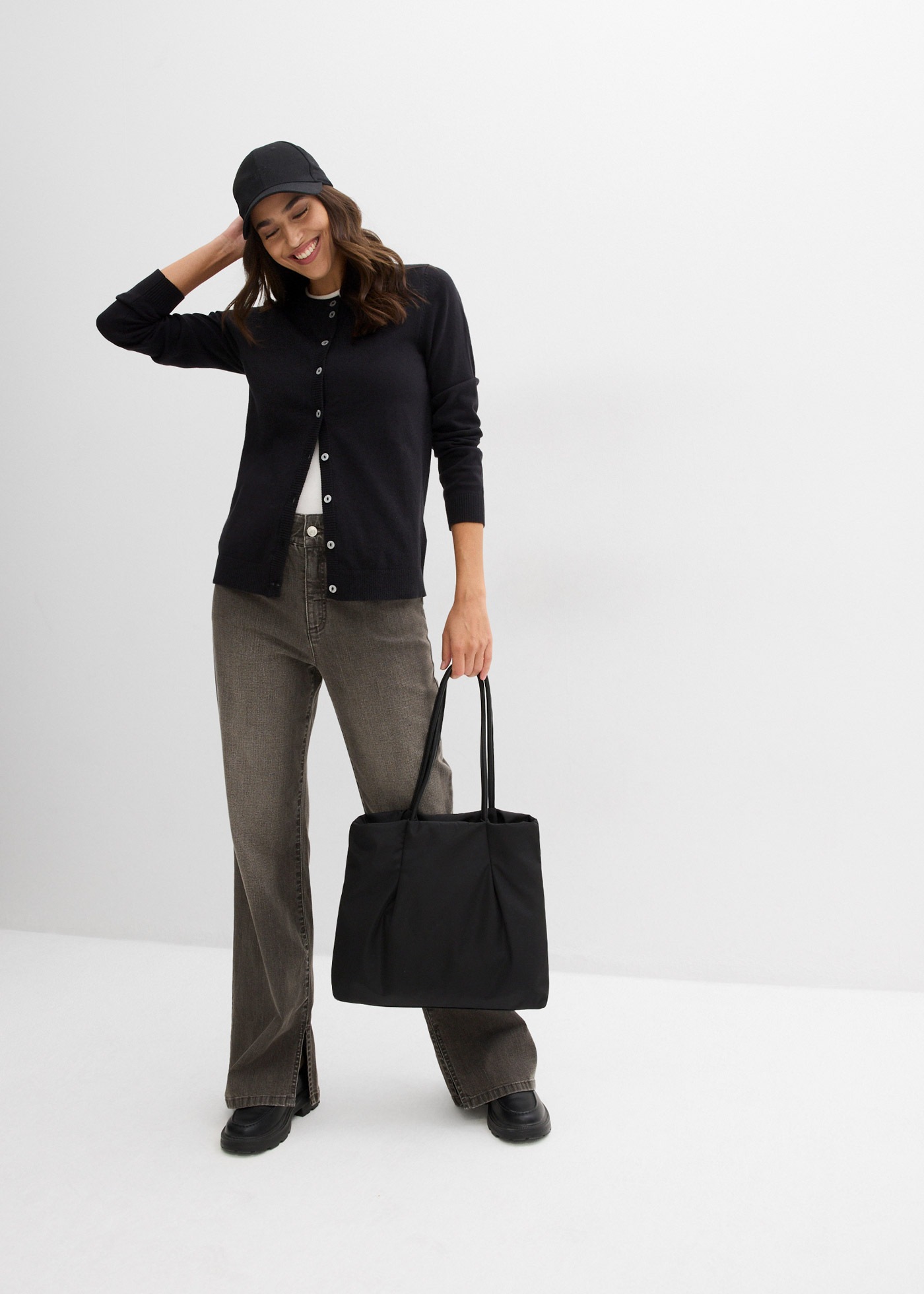 bonprix Veste en tricot coupe ample, forte teneur en coton, avec patte de boutonnage