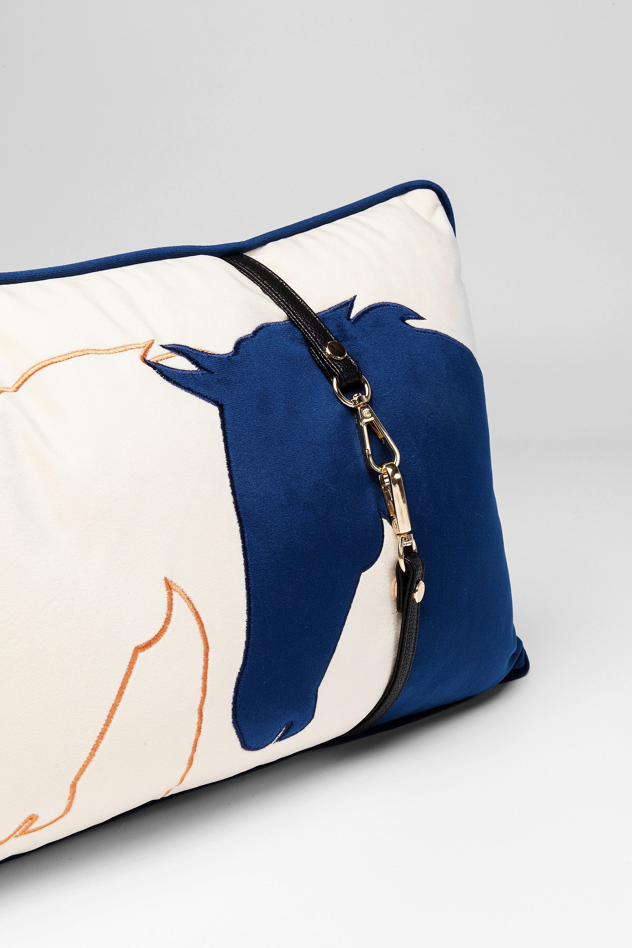 Kare Design Dekokissen »Horsefaces, Kissenhülle mit Füllung, 30x50 cm« stützt Kopf und Nacken angenehm und sorgt für erholsamen Schlaf