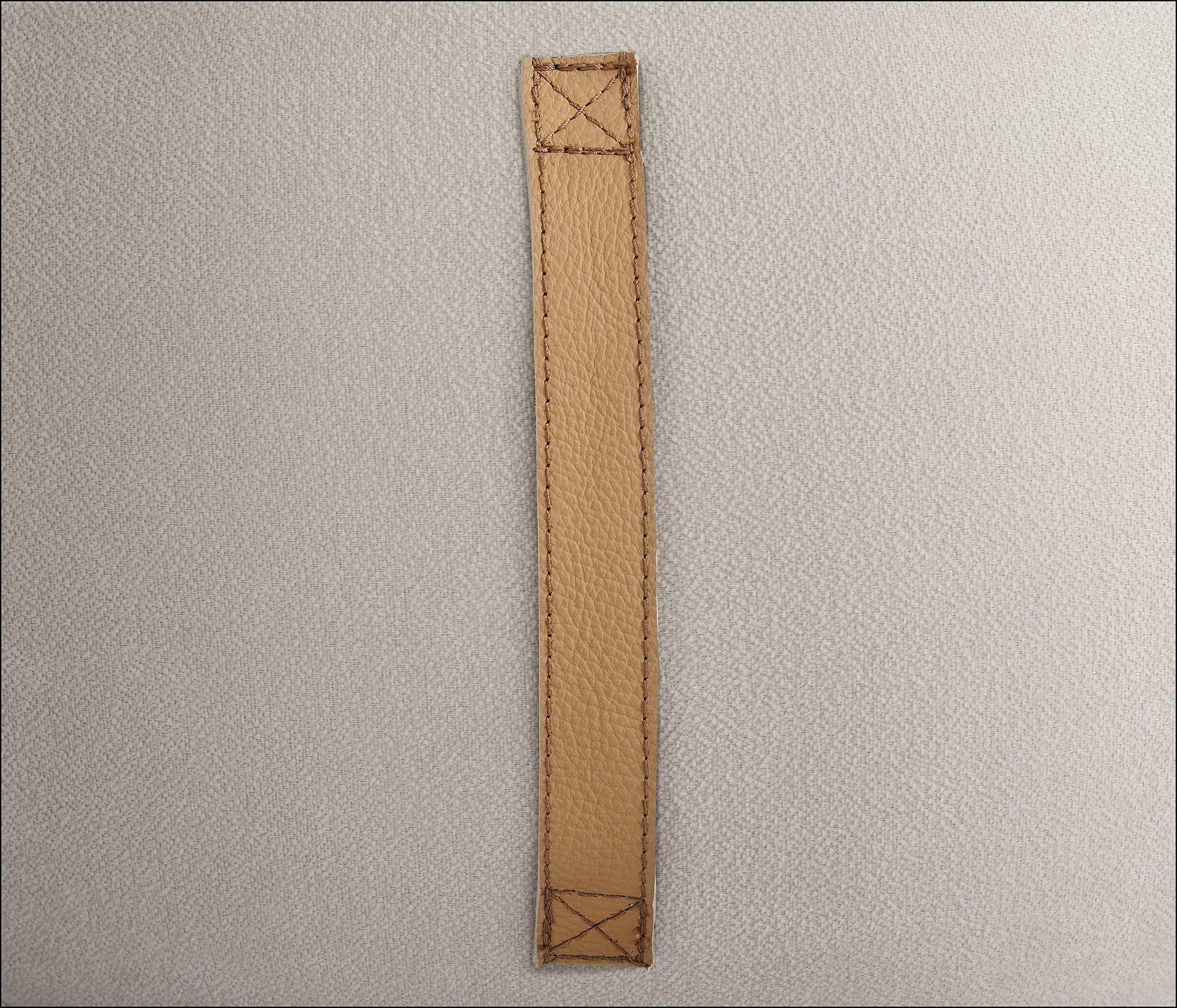 s.Oliver Hocker »Finnian, moderner Designhocker mit Lederriemen, softes Design« hochwertig, zum Wohlfühlen in Luxus-Microfaser/Struktur oder in Bouclé