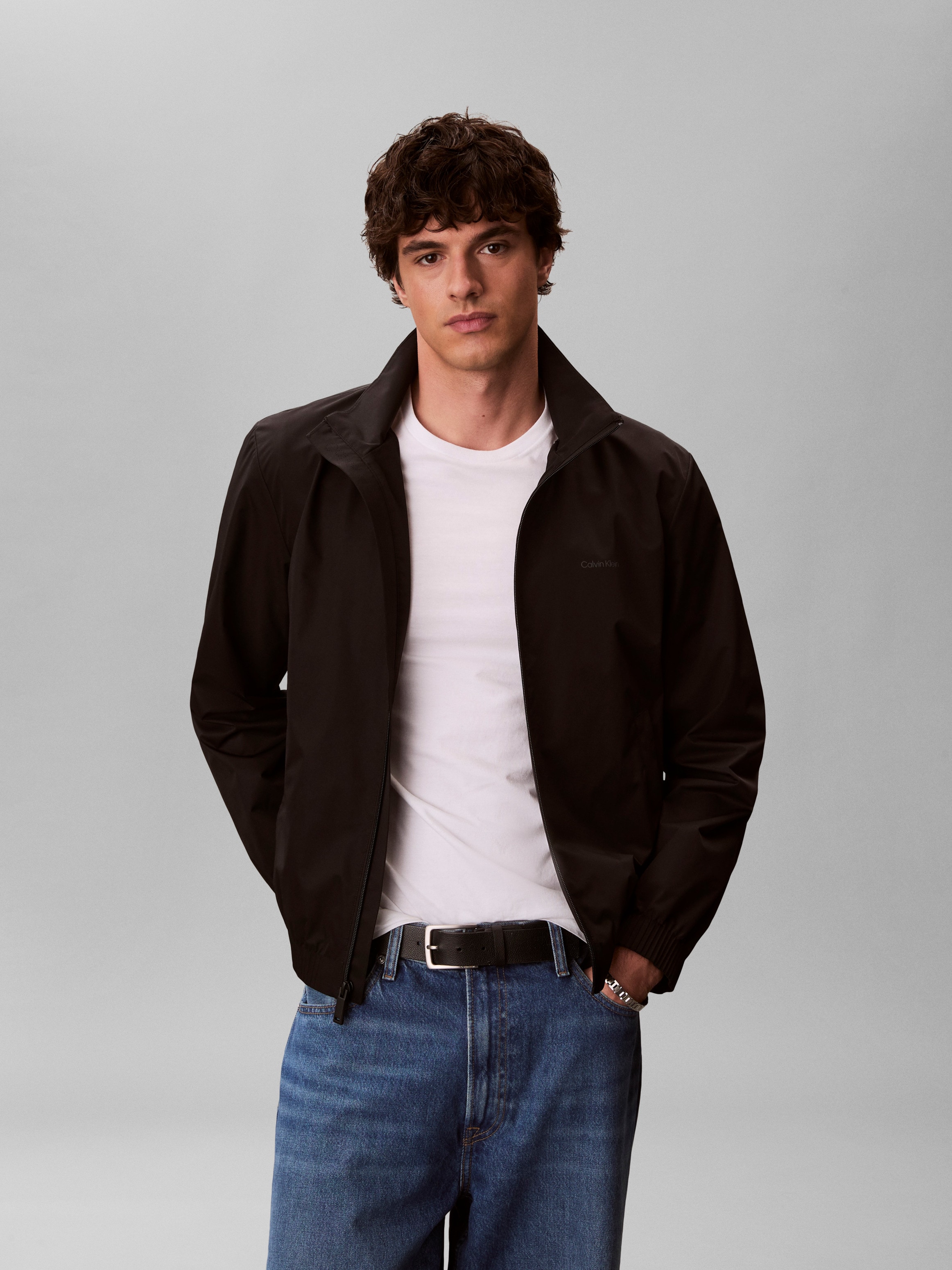Calvin Klein Jeans Coupe-vent »LS NYLON STAND COLLAR WINDBREAKE« sans capuche coupe régulière avec col montant