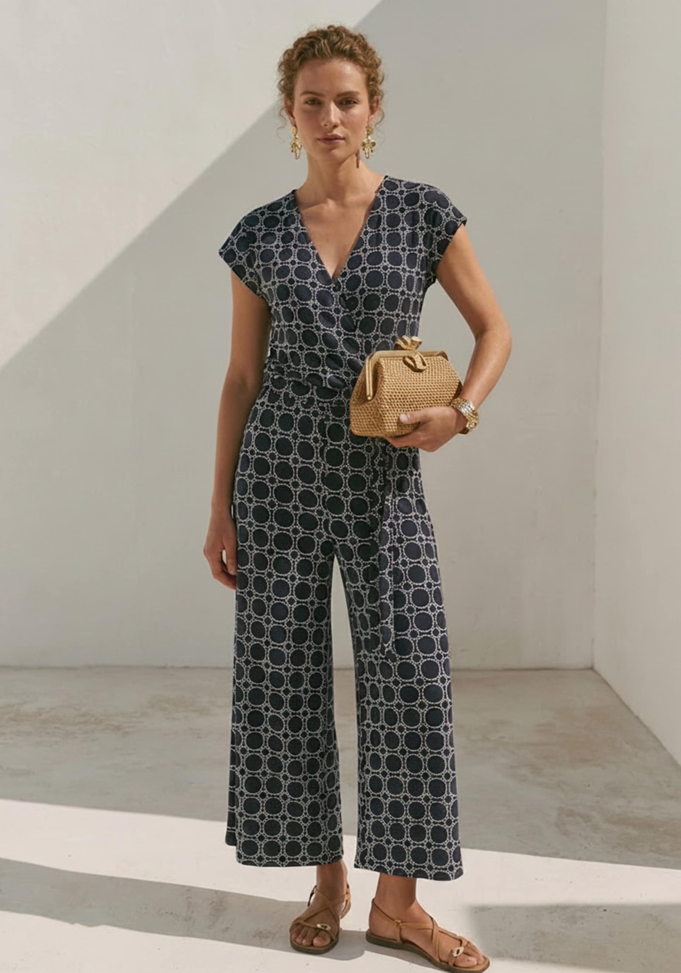 Tamaris Culotte-Overall »mit lockerem Schnitt, aus fliessender Viskose-Qualität« mit Bindegürtel und modernem Muster