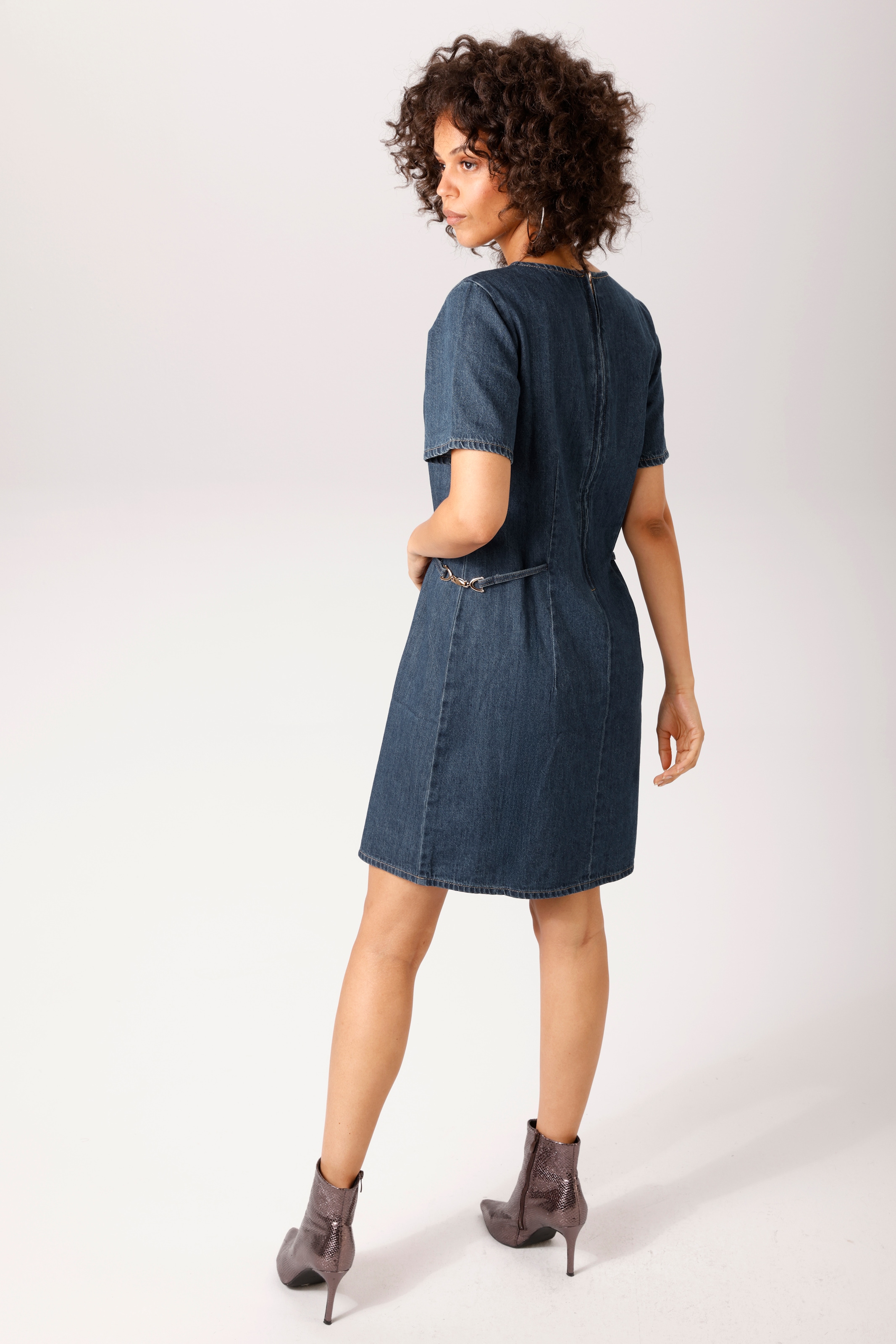 Aniston CASUAL Robe en jean avec éléments décoratifs dorés sur les côtés - NOUVELLE COLLECTION