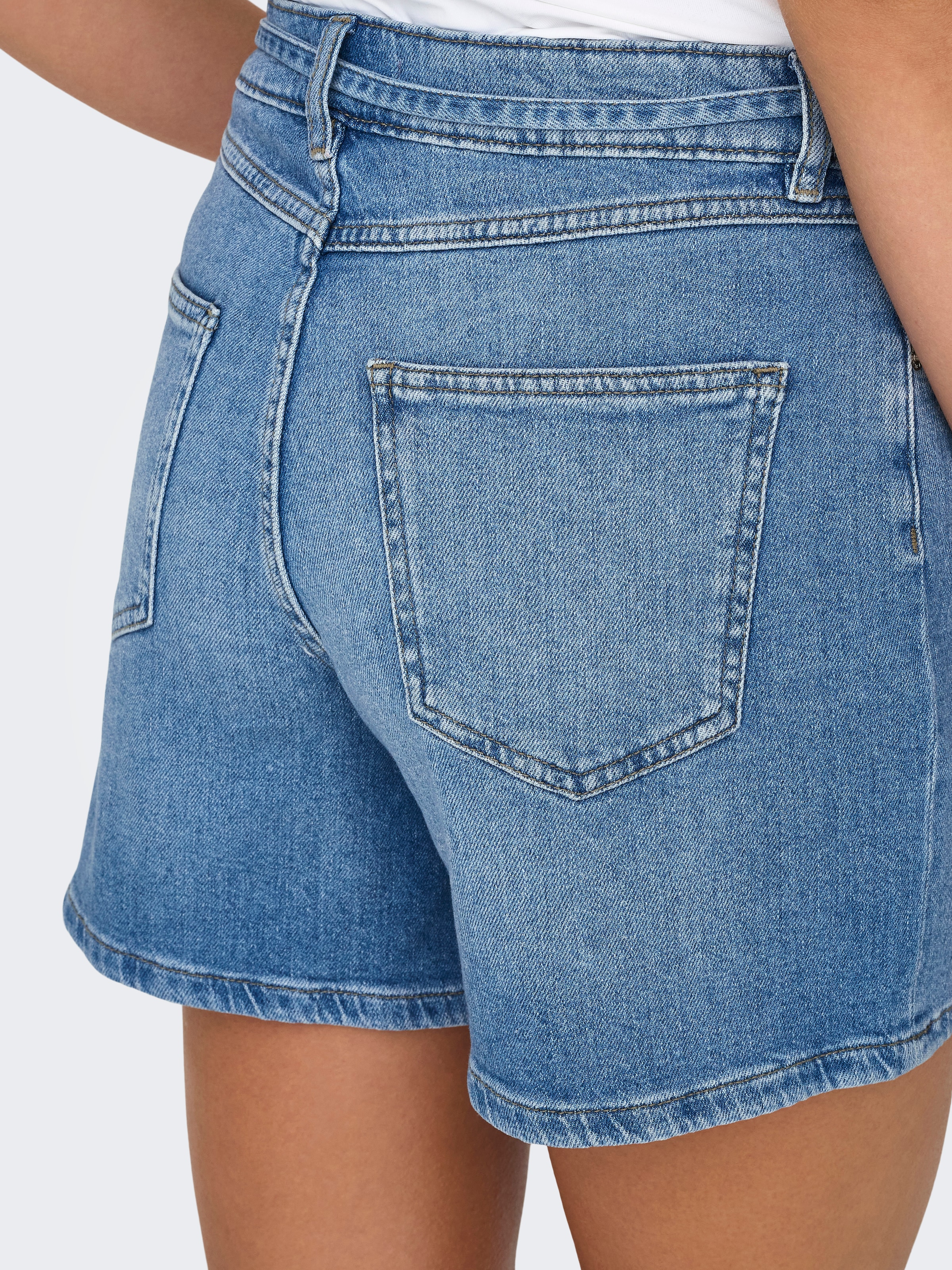 ONLY Short en jean »ONLGIANNA MW BELTED SHORTS AZG DNM NOOS« Mélange de coton, coupe regular, taille régulière
