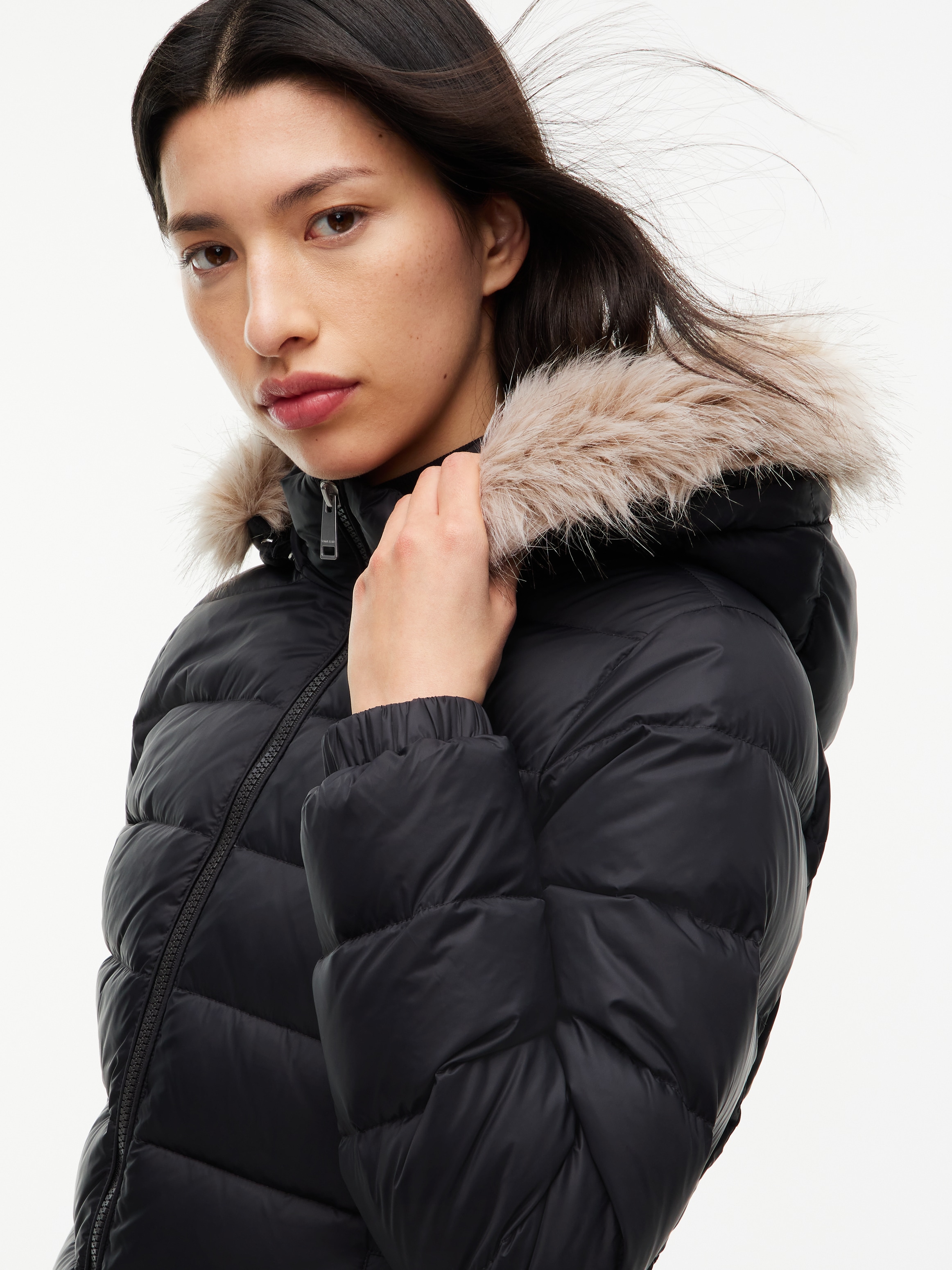 Tommy Jeans Steppmantel »TJW ESSENTIAL HOODED DOWN COAT« mit Fellimitat, Logostickerei