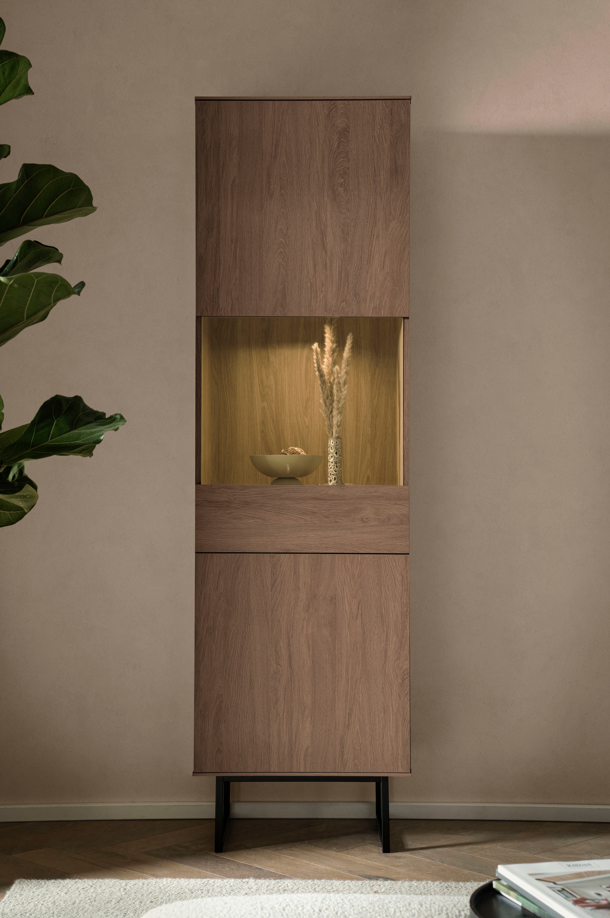 Home affaire Vitrines »Lund, moderner Hochschrank, Glasvitrine mit Kufengestell aus Metall« surface supérieure visuellement fine, aspect haut de gamme, espace de rangement suffisant