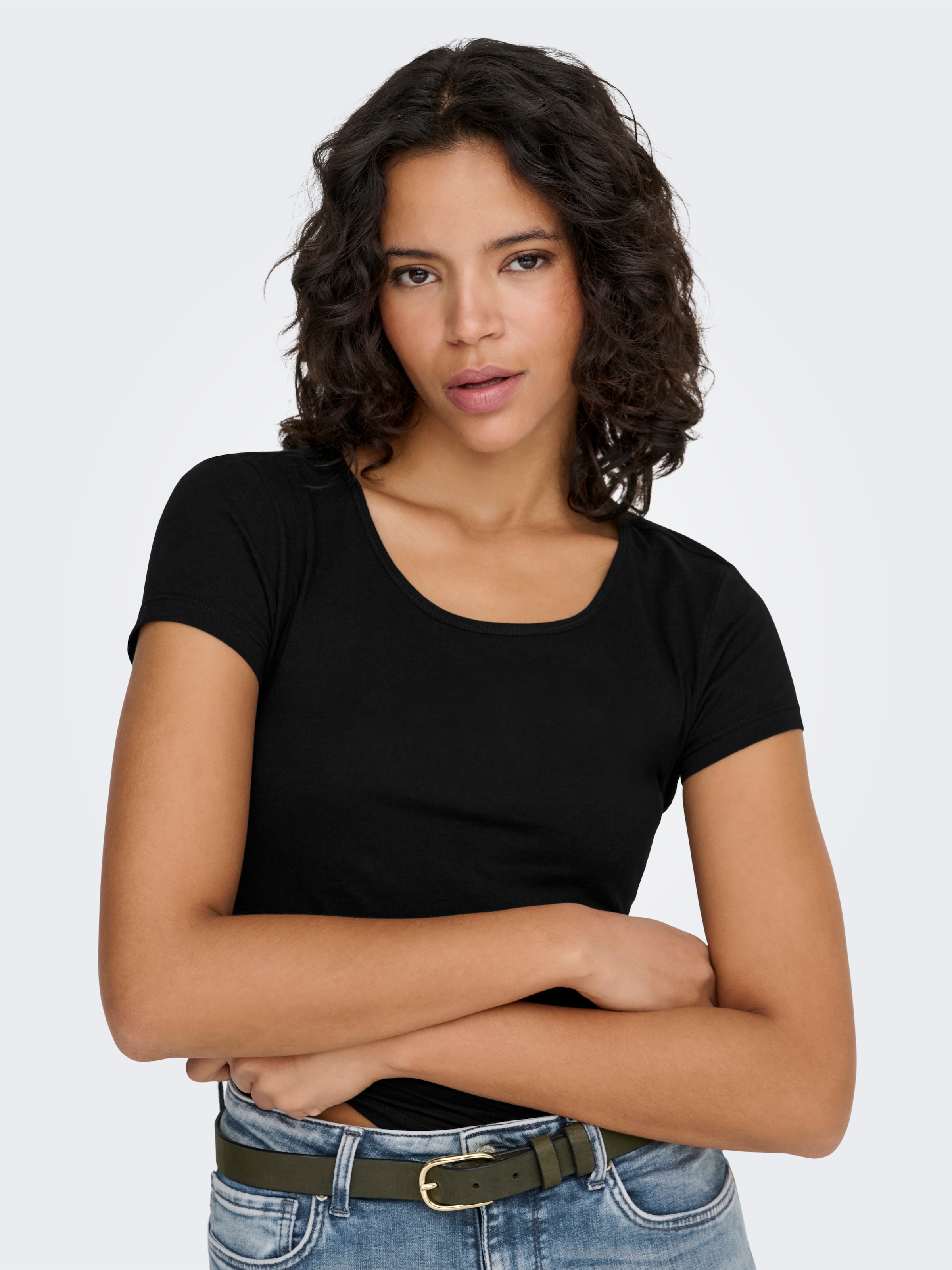 ONLY Shirt à col rond »ONLLIVE – Rundhalsshirt mit figurbetonter Silhouette« sehr figurbetont, modisch, Baumwollmischung, Jersey, tiefer Rundhals