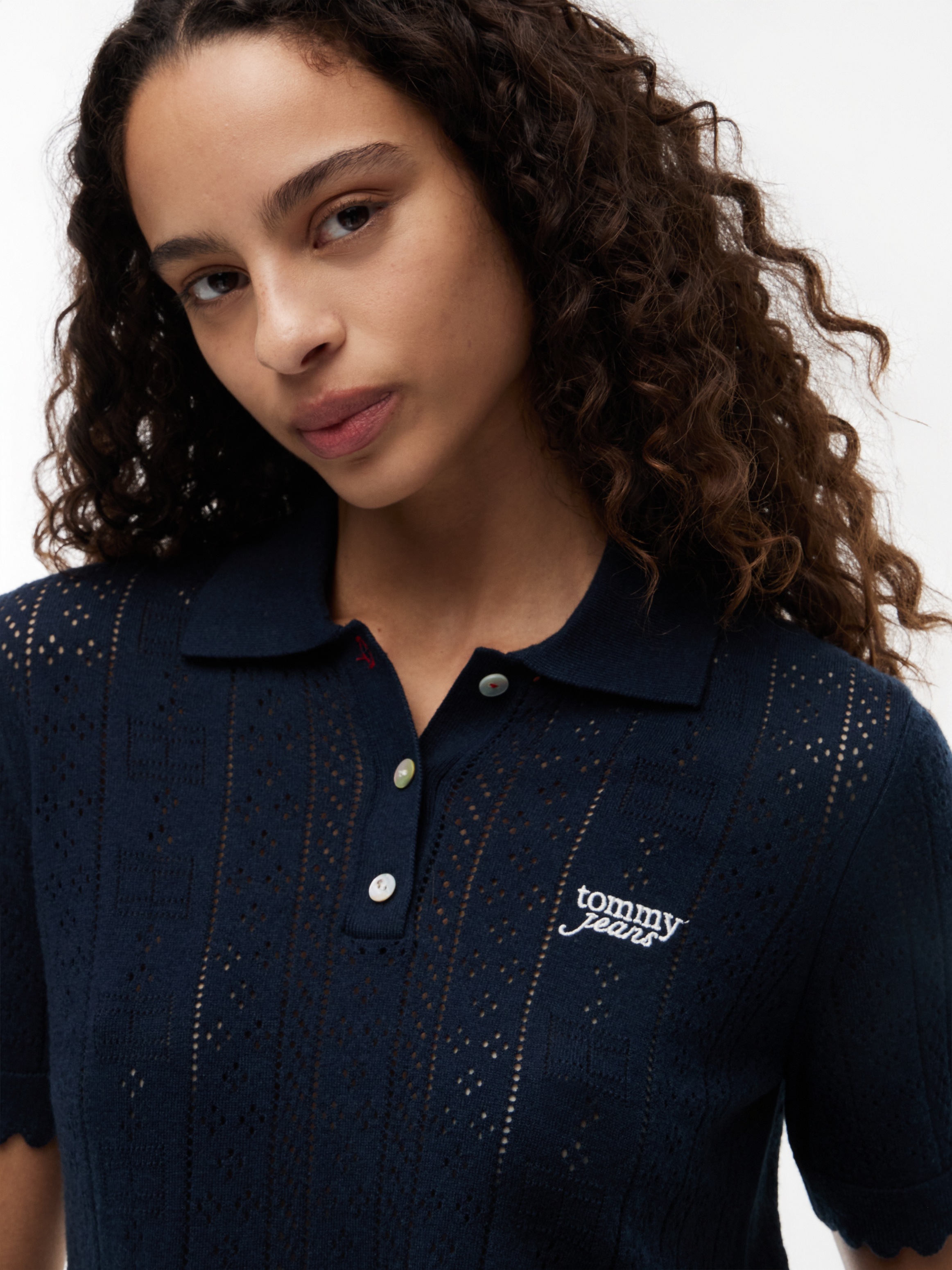 Tommy Jeans Pull à manches courtes »TJW POINTELLE POLO SWEATER« mélange viscose, motif tricot pointelle, ourlets ondulés