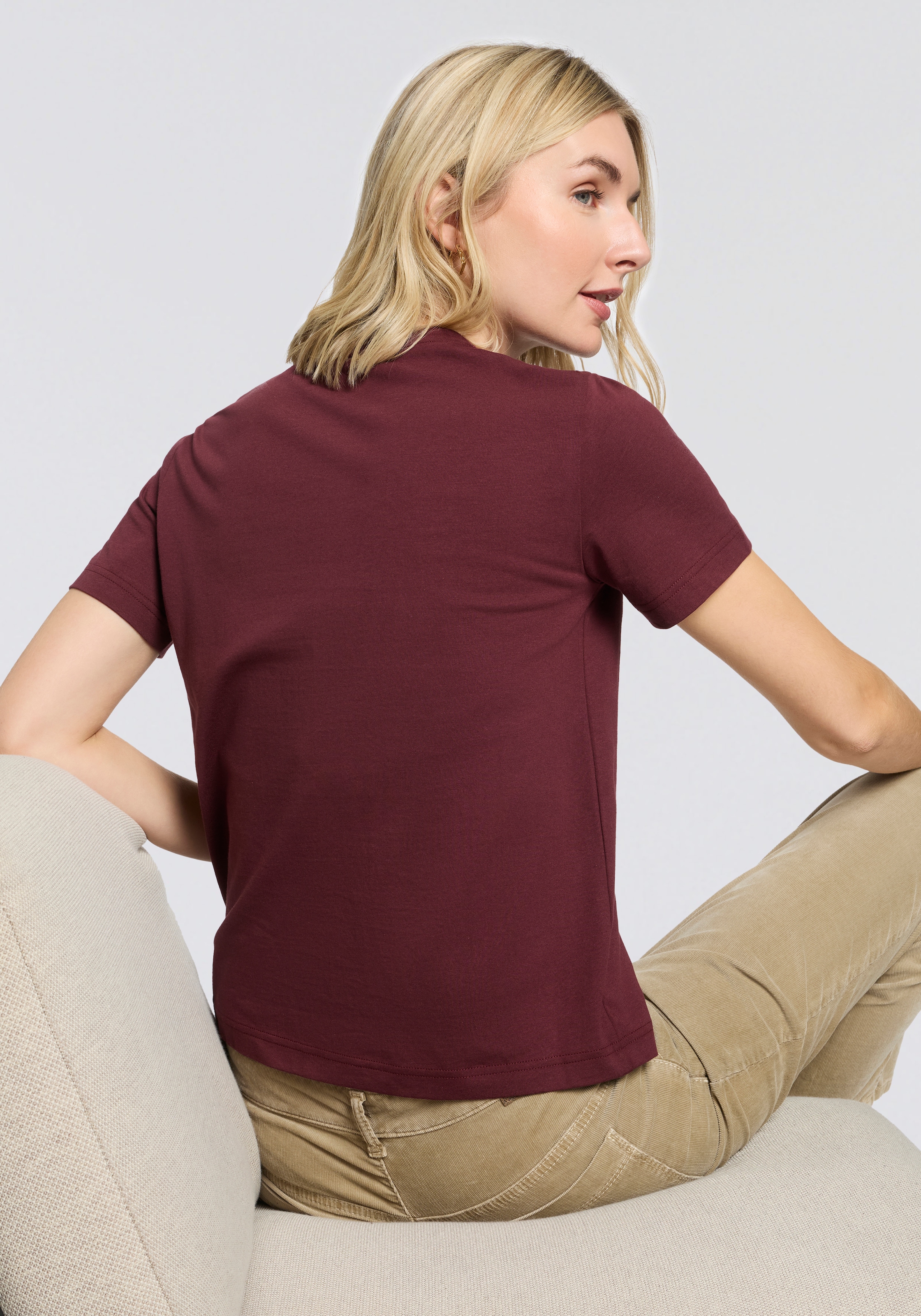 Gant T-shirt »REG TONAL SHIELD SS T-SHIRT« Rundhals, Ton in Ton Stickerei