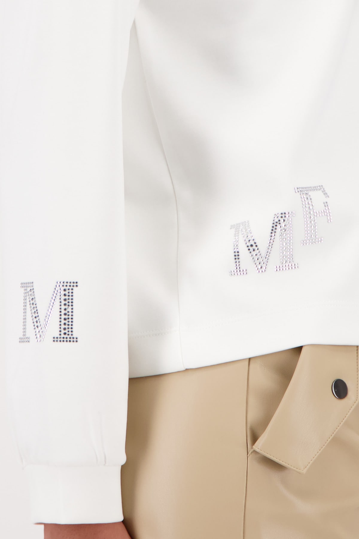 Monari Sweatshirt »Sweatshirt Schmuckdetail«, Stehkragen mit Bindeband, Logo aus Strasssteinen
