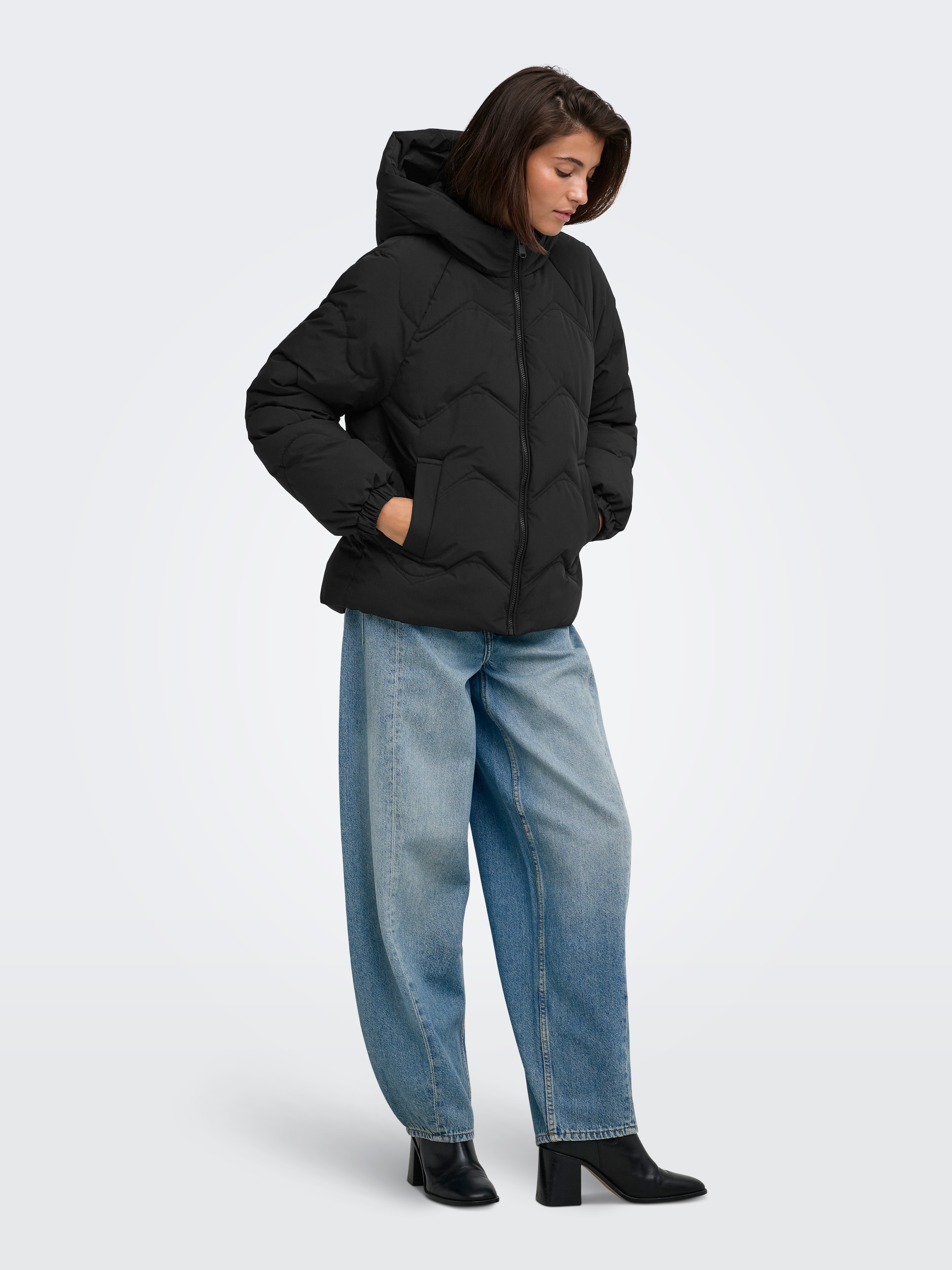 JDY Veste matelassée »JDYPOWER SHORT HOOD PUFFER OTW HAB« avec capuche fibre synthétique