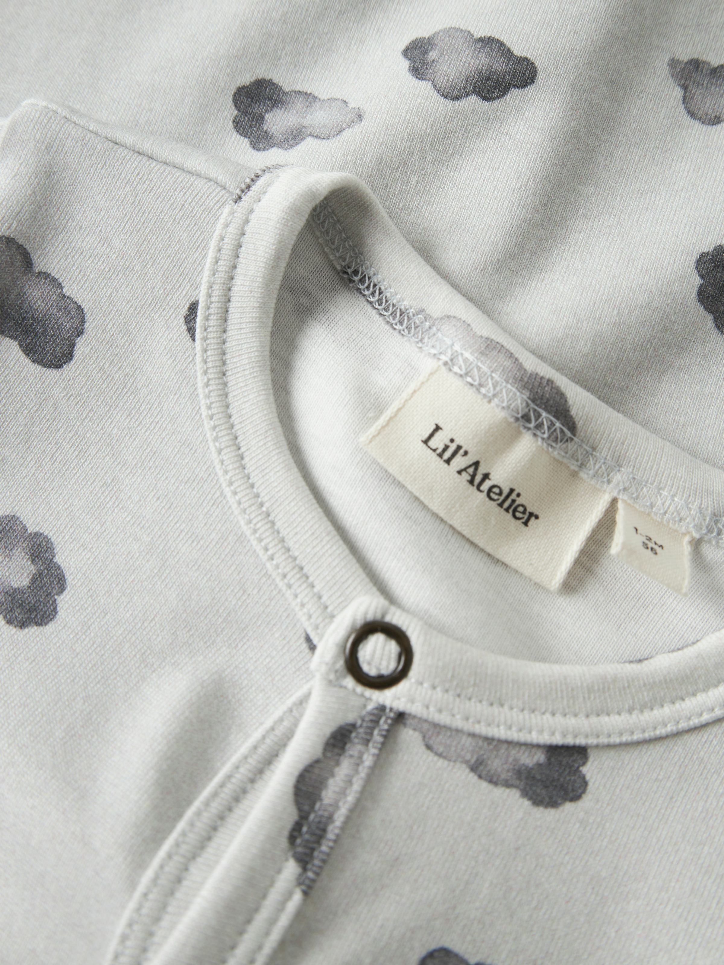 Lil' Atelier Schlafanzug »NBMGIO LS NIGHTSUIT LIL« aus Baumwollmischung, bequeme Passform, mit Druckknöpfen