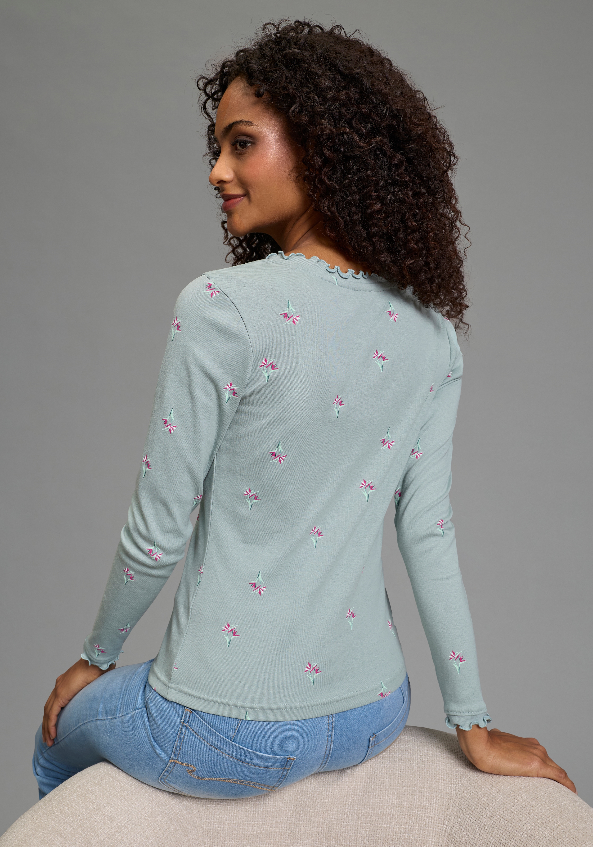 KangaROOS T-shirt à manches longues avec encolure en V, coupe ajustée, forme à la taille, en tissu côtelé
