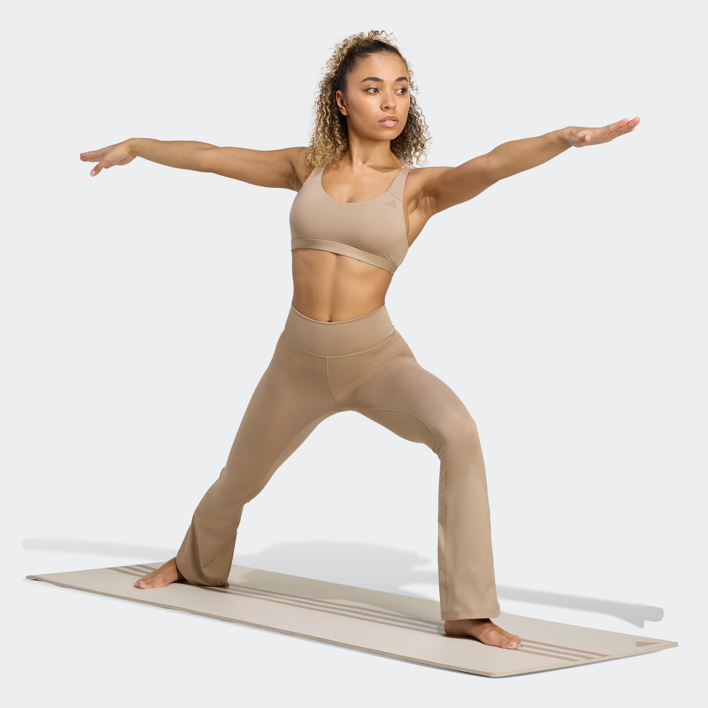 adidas Performance Caleçon d'entraînement »ALL ME ESSENTIALS FLARE LEGGINGS«  mit ausgestelltem Bein, aus weichem und dehnbarem Strickmaterial