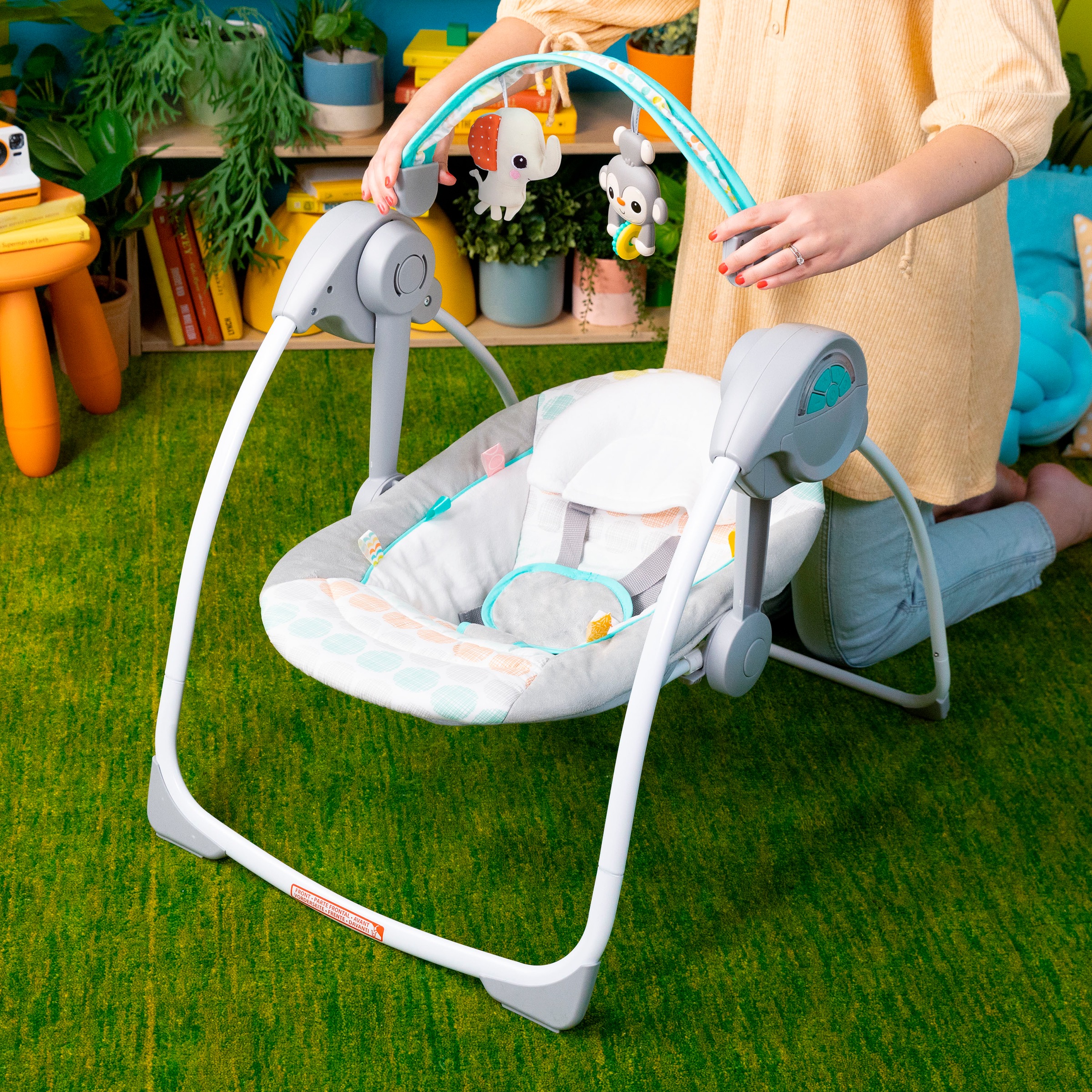 Bright Starts Babywippe »Whimsical Wild Portable Swing« bis 9 kg mit Sound-Effekt