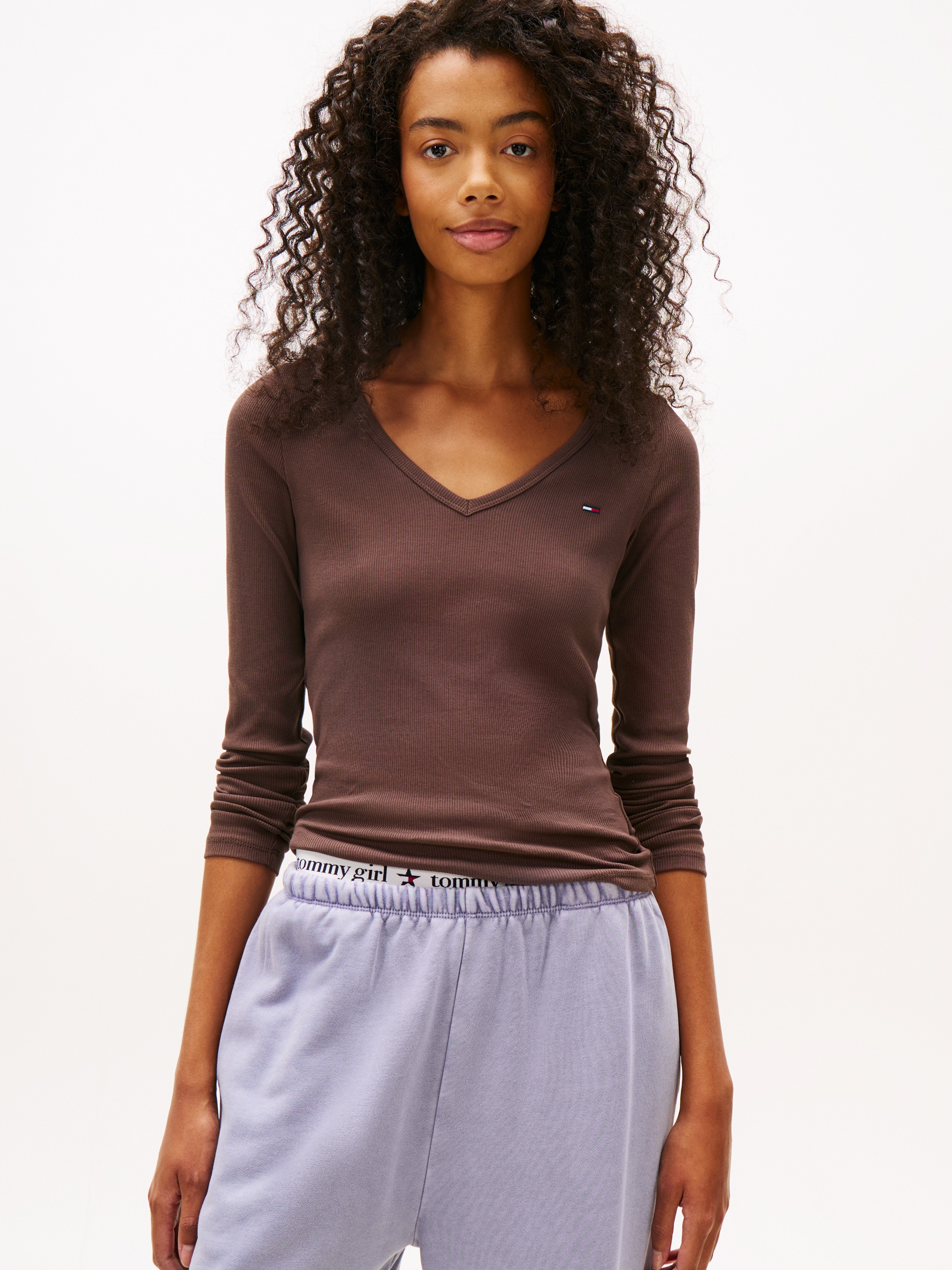 Tommy Jeans Langarmshirt »TJW SLIM ESSENTIAL RIB V LS« mit Logostickerei