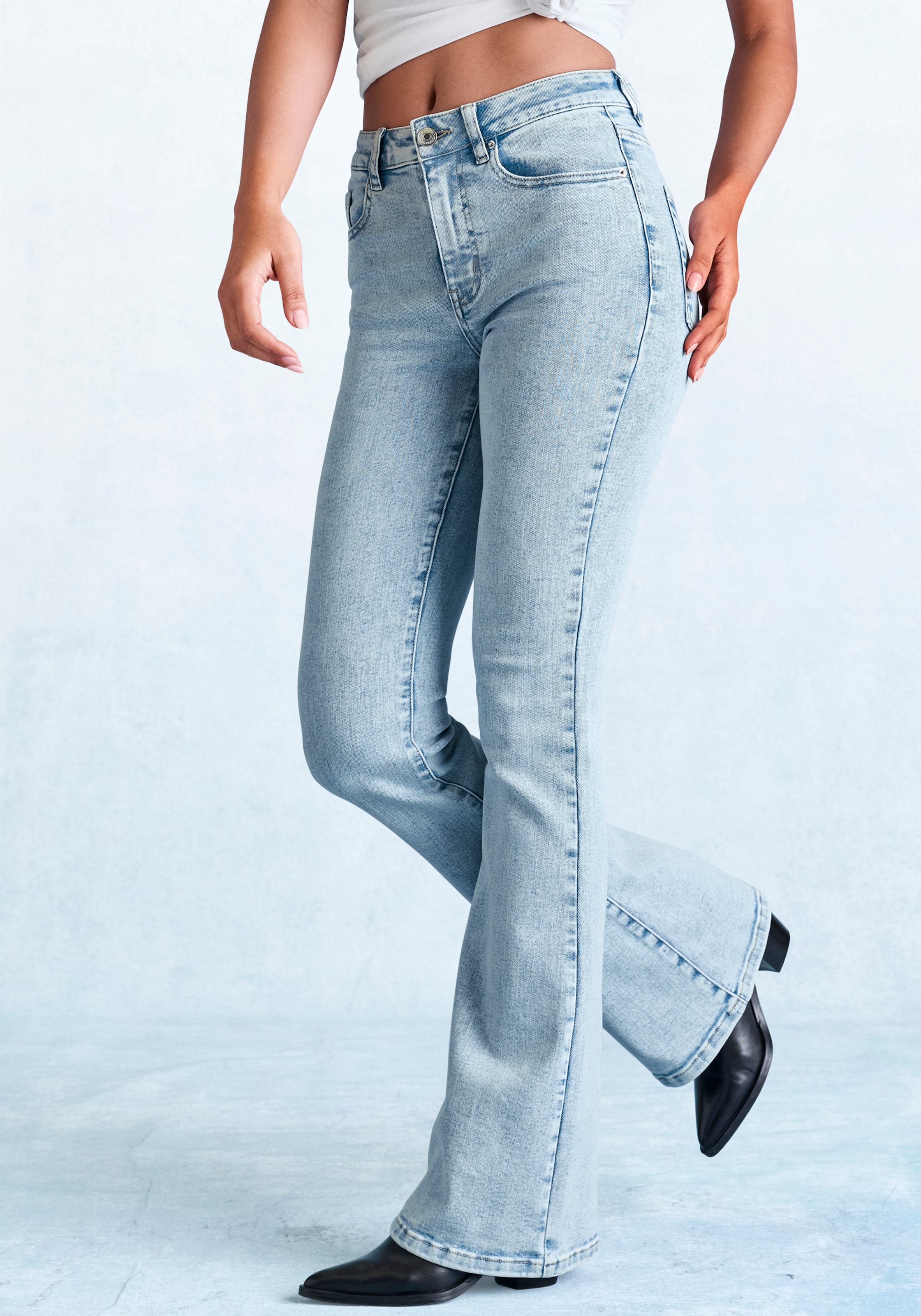 French Connection Bootcut-Jeans »mit Used-Waschung und klassischem 5-Pocket-Design« ausgestellte Beinform, Flared-Jeans, Stretchjeans,elastisches Material