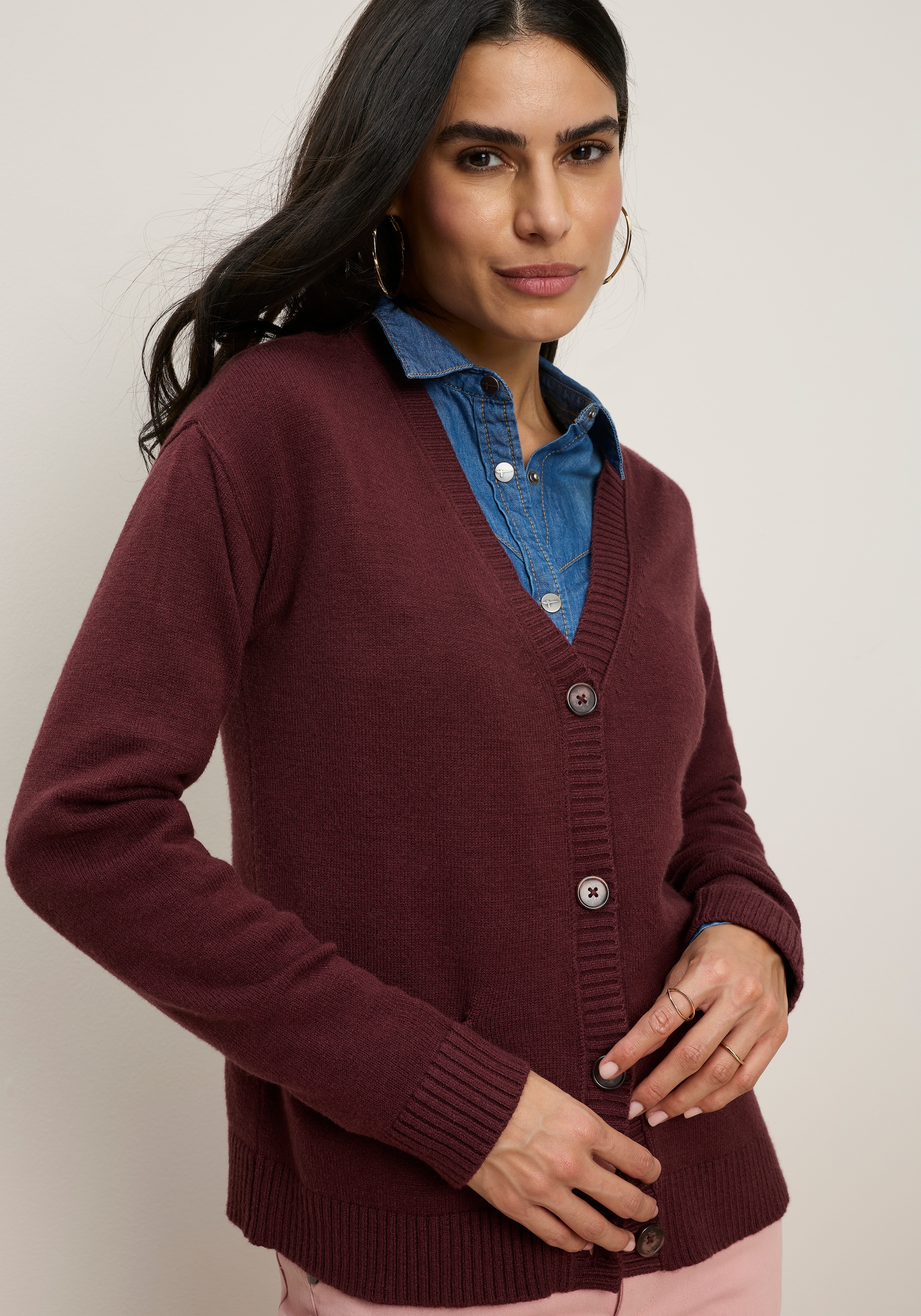 Tamaris Veste en tricot »mit kurzem Schnitt, aus elastischem Strickmaterial« avec patte de boutonnage