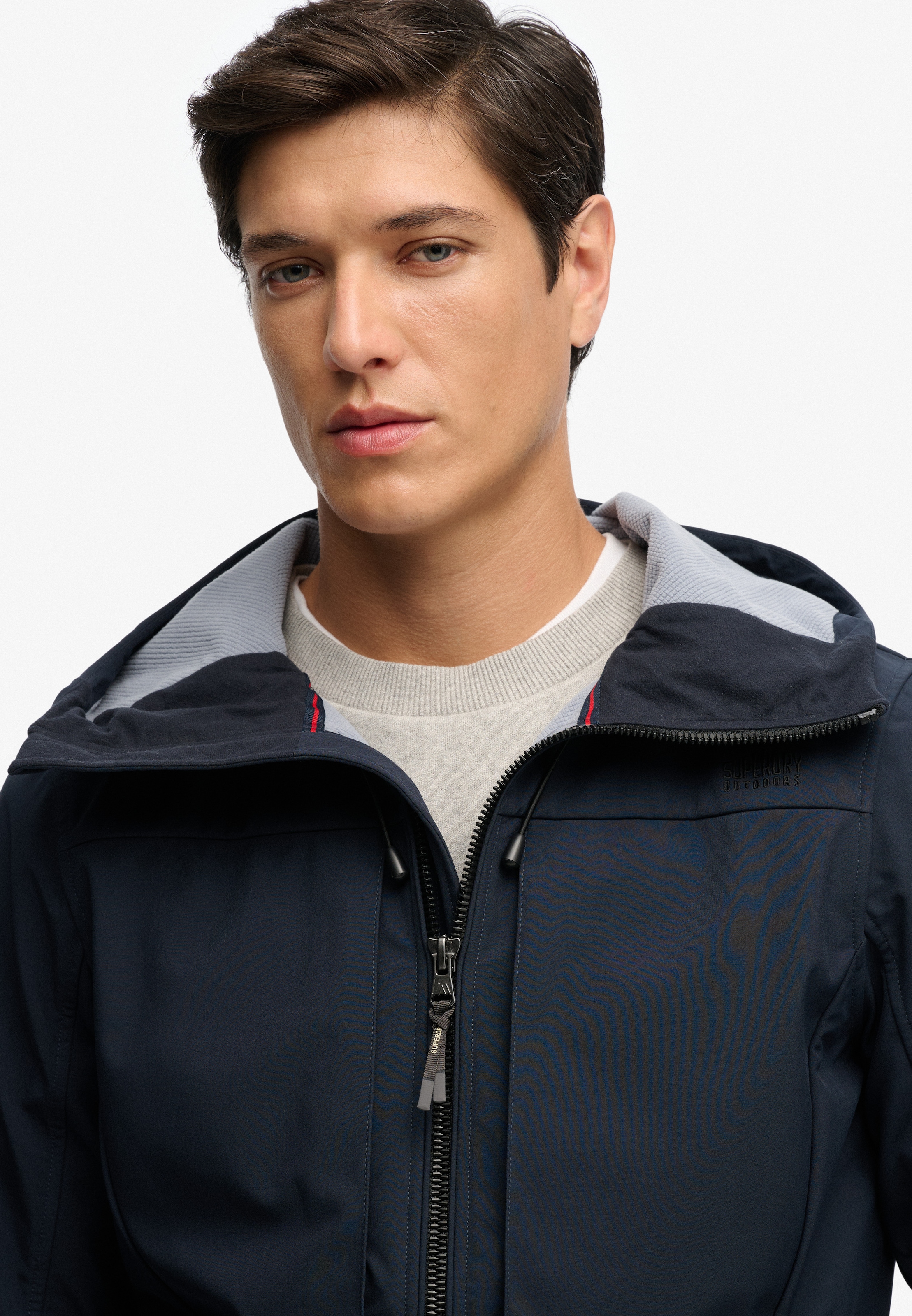 Superdry Veste d'extérieur »HOODED SOFTSHELL TREKKER JKT« avec capuche avec mélange de matériaux polyester et élasthanne, coupe décontractée
