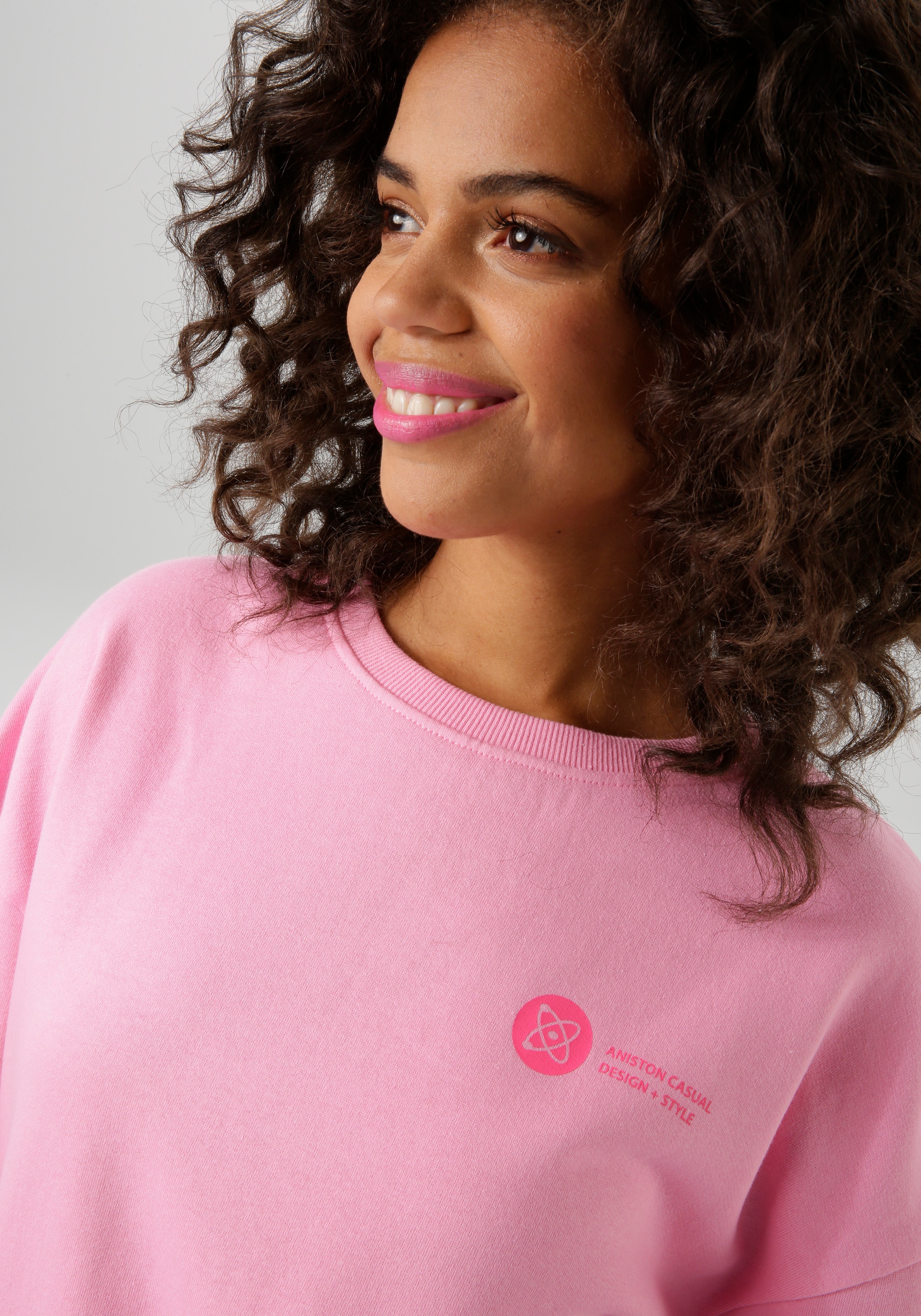 Aniston CASUAL Sweatshirt , hinten mit Applikationen, Stickerei und Schriftzügen
